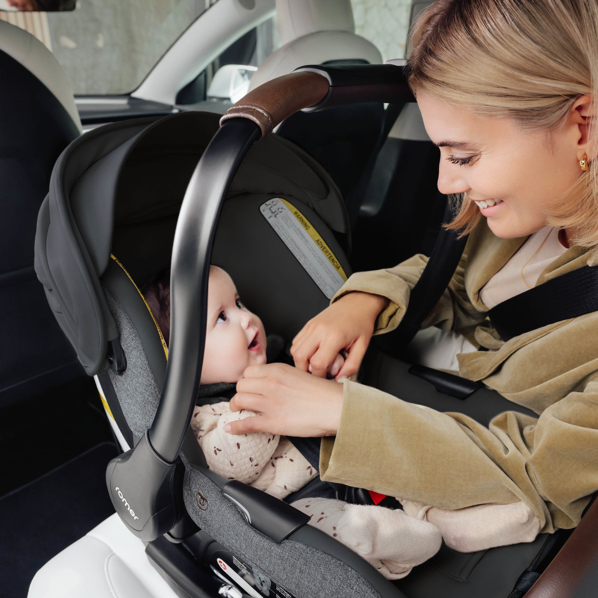 Romer Juni Infant Car Seat with Versa Base - Safe & Lightweight Baby Car Seat for Newborns to 35 lbs - Easy Installation for Cars, Travel & Daily Commute