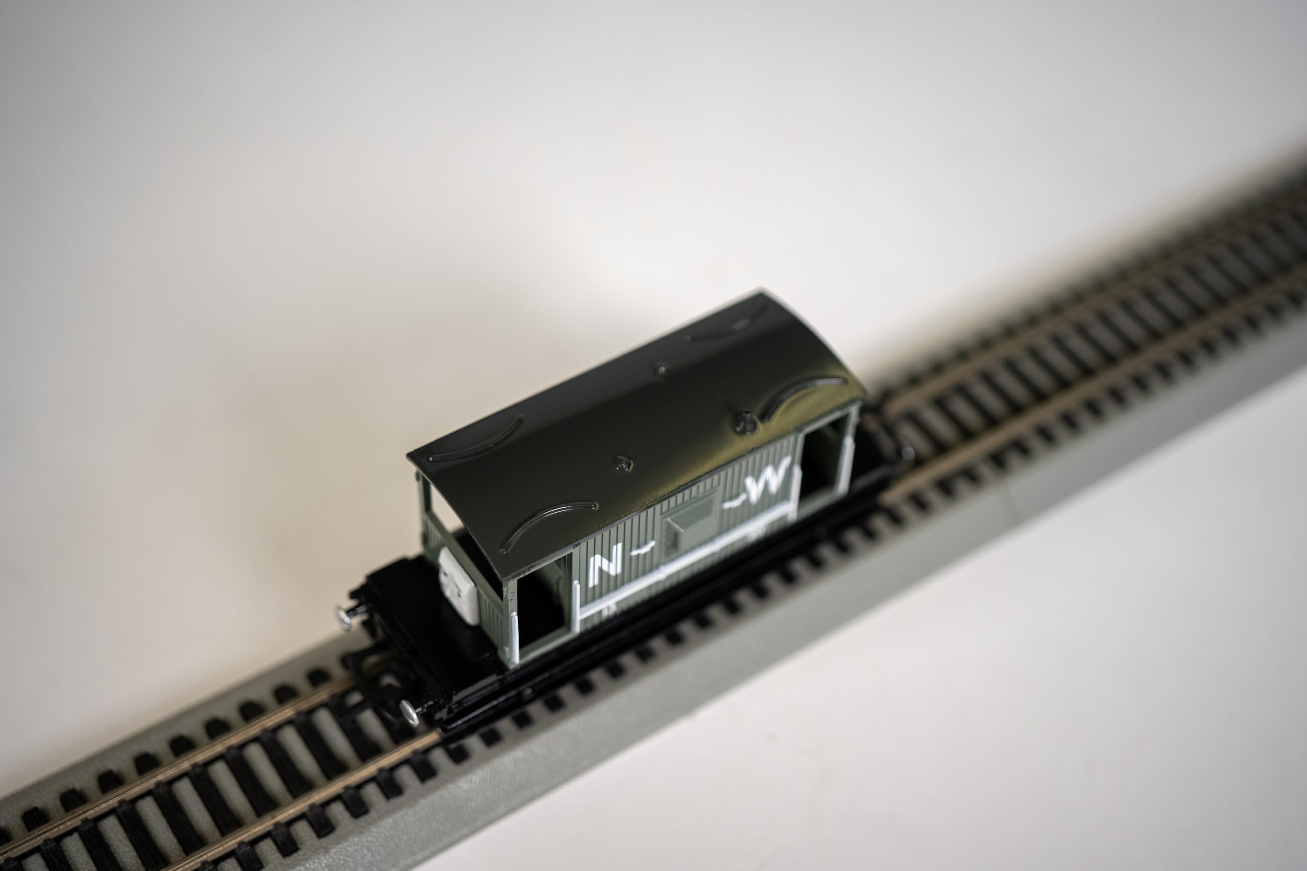 Thomas & Friends Spiteful Brake Van - HO Scale Model Train for Kids & Collectors - Perfect for Train Layouts, Displays & Gifts