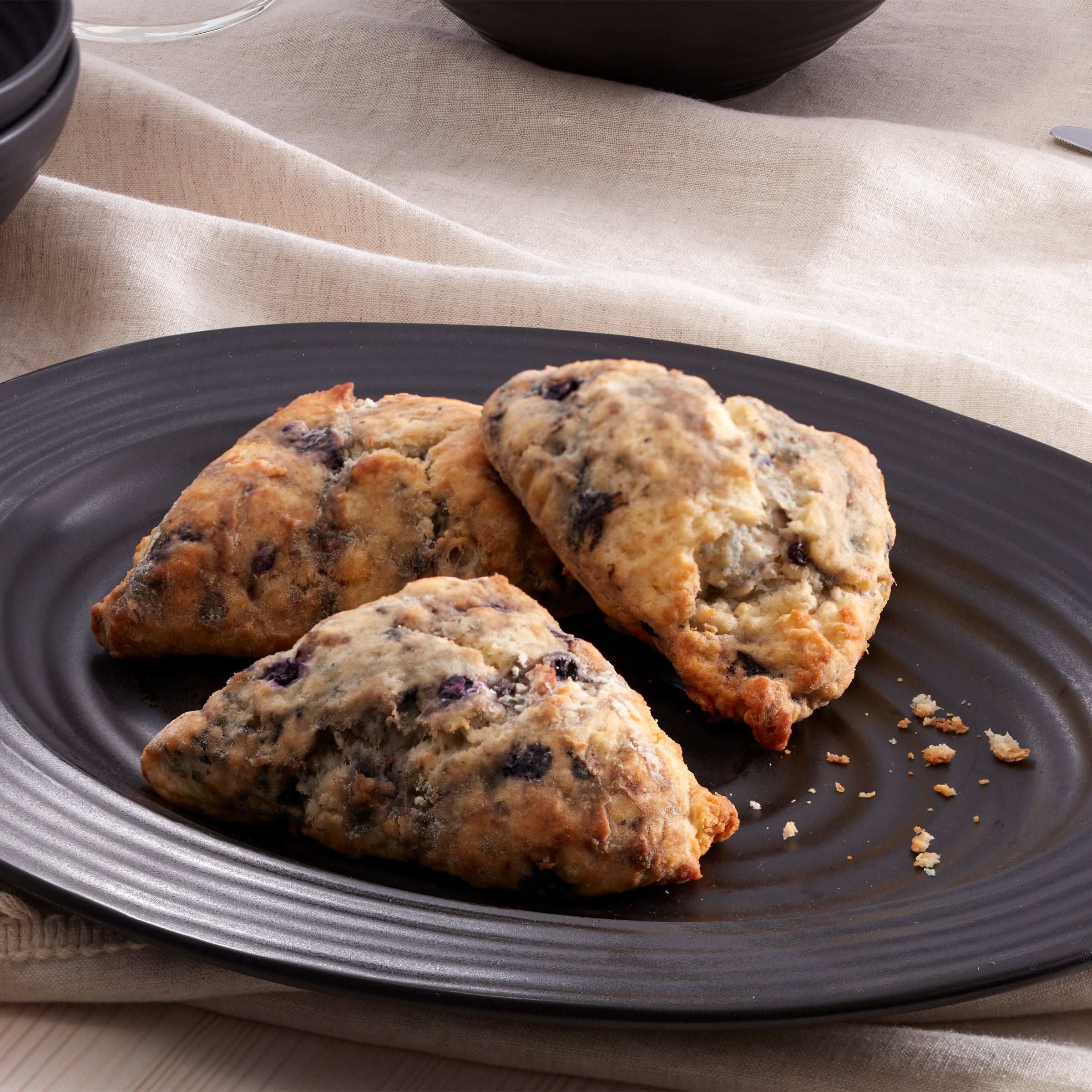 Premium Ridge Black 12-Piece Dinnerware Set - Elegant Porcelain Plates, Bowls & Mugs for Modern Dining - Perfect for Dinner Parties, Family Meals & Restaurant-Style Presentation