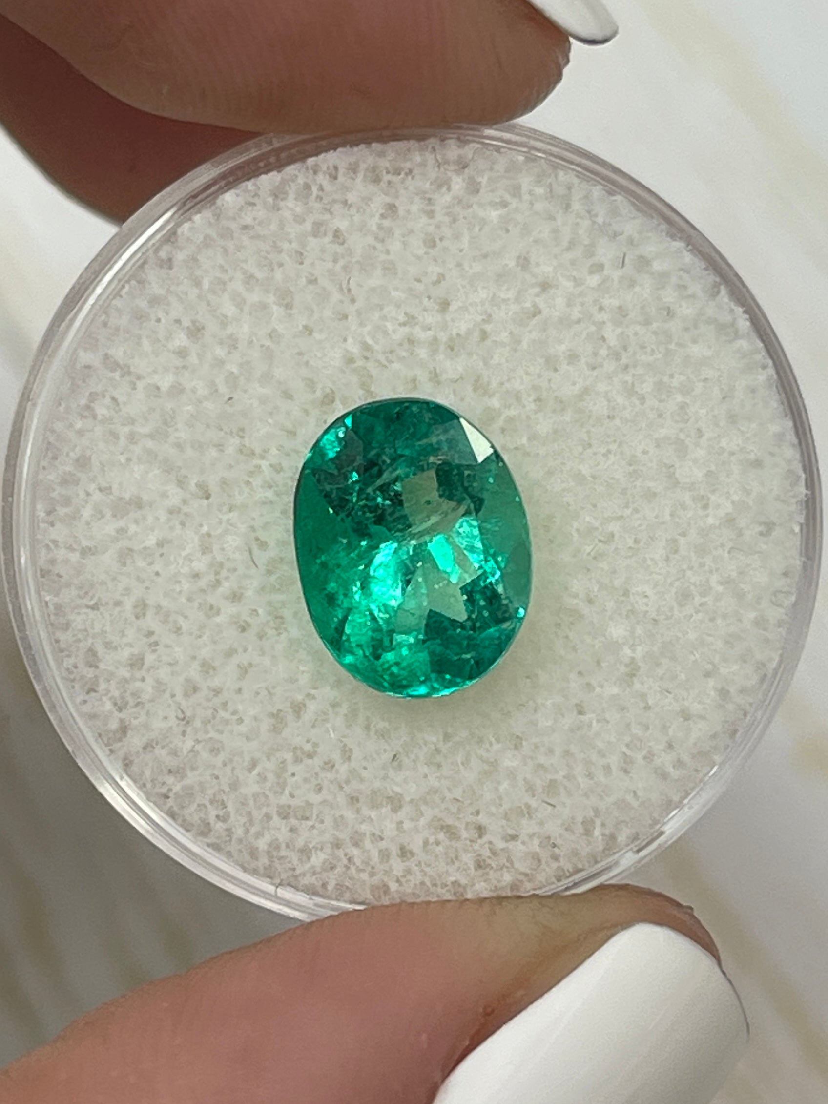 2.80 Carat Vivid Bluish Green Natural Colombian Emerald Loose Gemstone - Oval Cut for Jewelry Making, Engagement Rings & Luxury Gifts