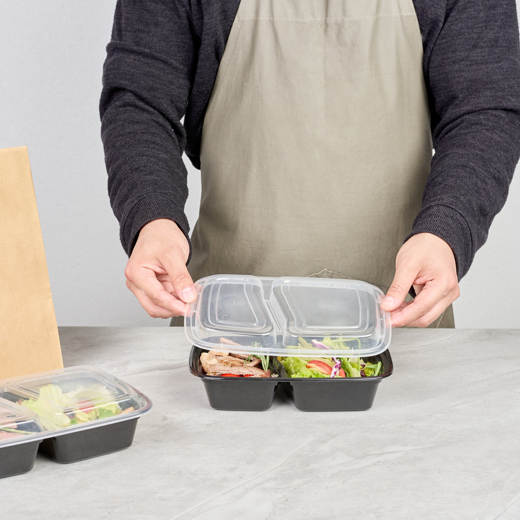 32 oz Black Plastic 2 Compartment Food Storage Containers with Clear Lids - Microwave Safe, 8.75