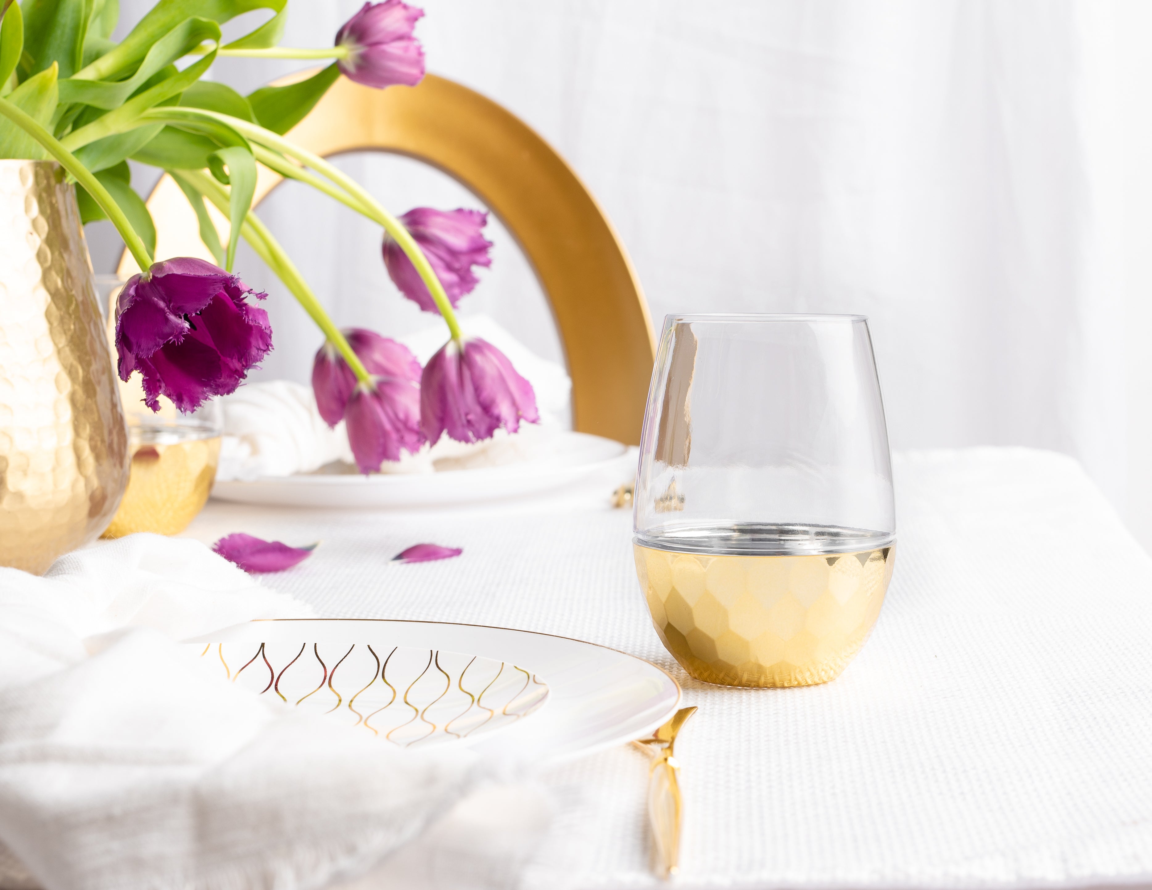 16 Oz Clear Stemless Wine Glasses with Hammered Gold Design - Set of 6 Shatterproof Goblets for Wedding, Party & Home Entertaining
