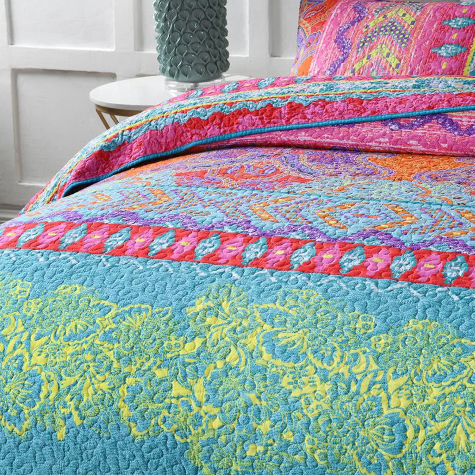 Qucover Boho Quilt Throw - Soft Microfiber Pink & Blue Bohemian Bedspread, Ethnic Style Lightweight Blanket for Couch, Sofa, Bed (Small Single) - Perfect for Cozy Nights, Home Decor & Bohemian Style Living Rooms