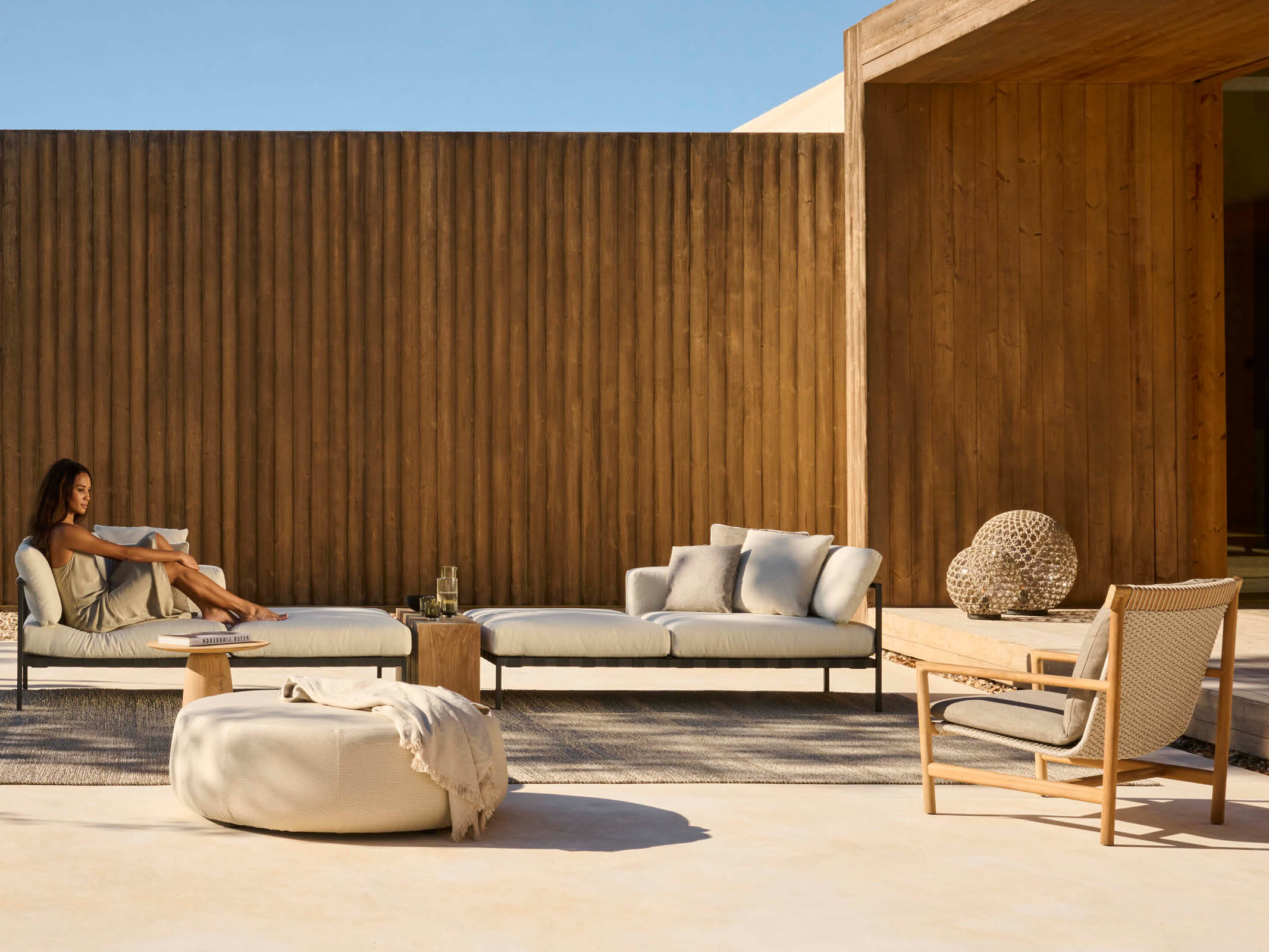 Amanu Modern Lounge Chair - Ergonomic Design for Living Room, Bedroom & Office - Comfortable Relaxation & Stylish Home Decor