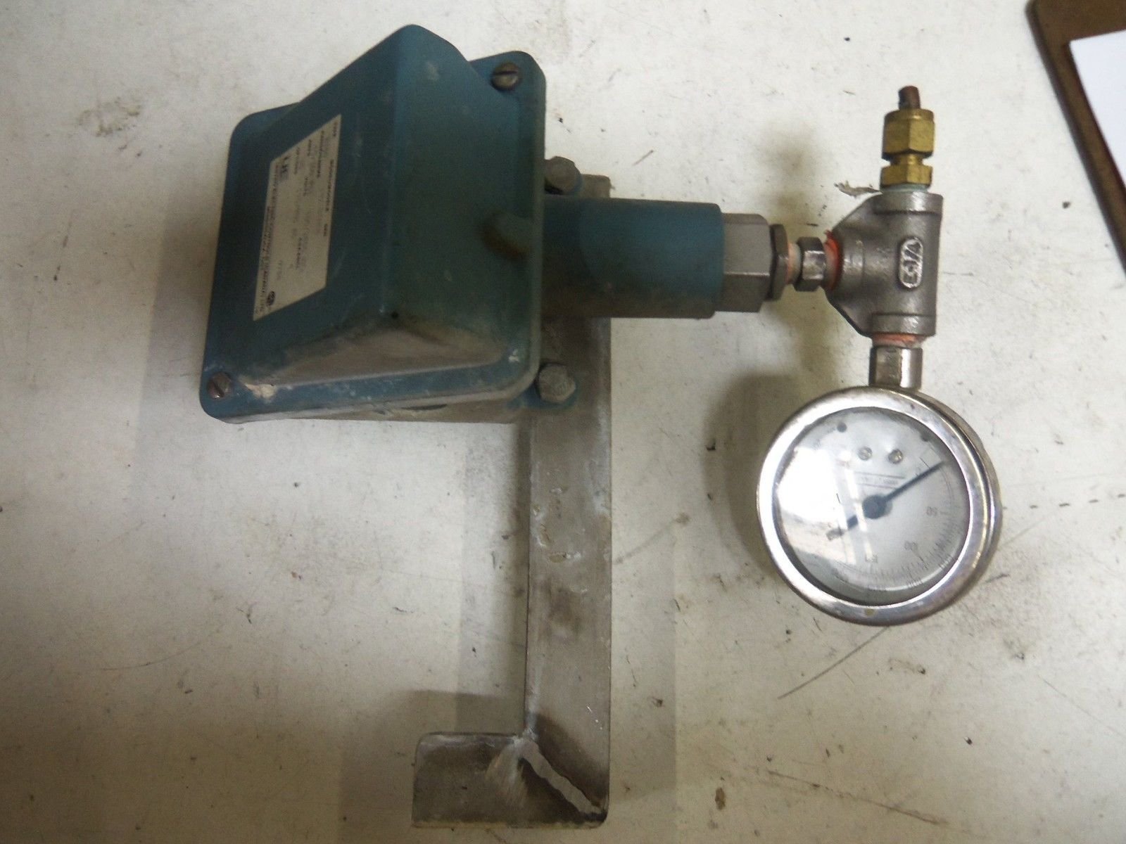 NEMA 4 Pressure Switch 15-300# Co. H100192 - Heavy Duty Waterproof Switch for Industrial Pumps, HVAC Systems & Hydraulic Equipment