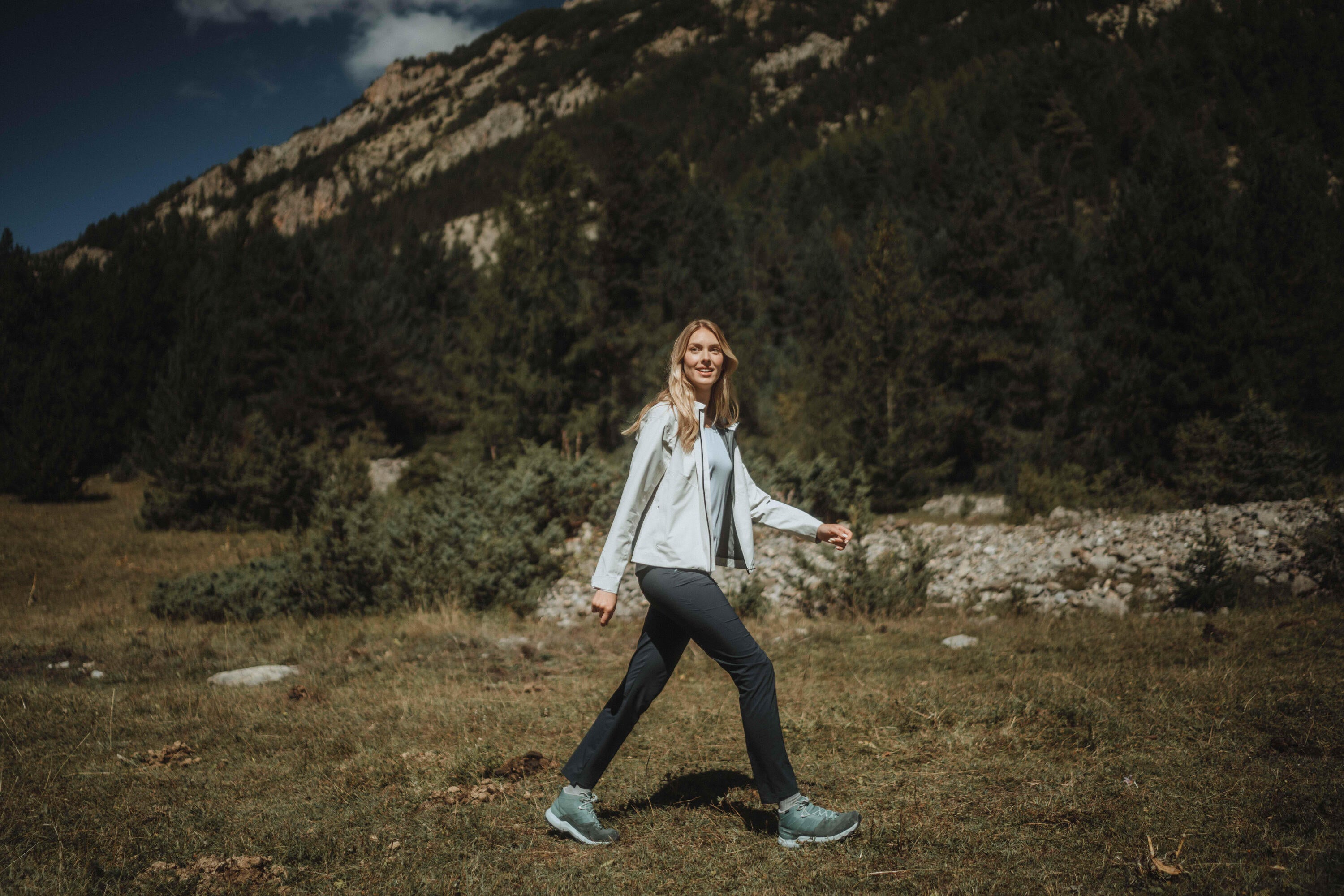 Quechua Women's MH100 Lightweight Waterproof Hiking Jacket - Windproof Outdoor Raincoat for Trekking & Camping | Perfect for Mountain Climbing & Winter Adventures