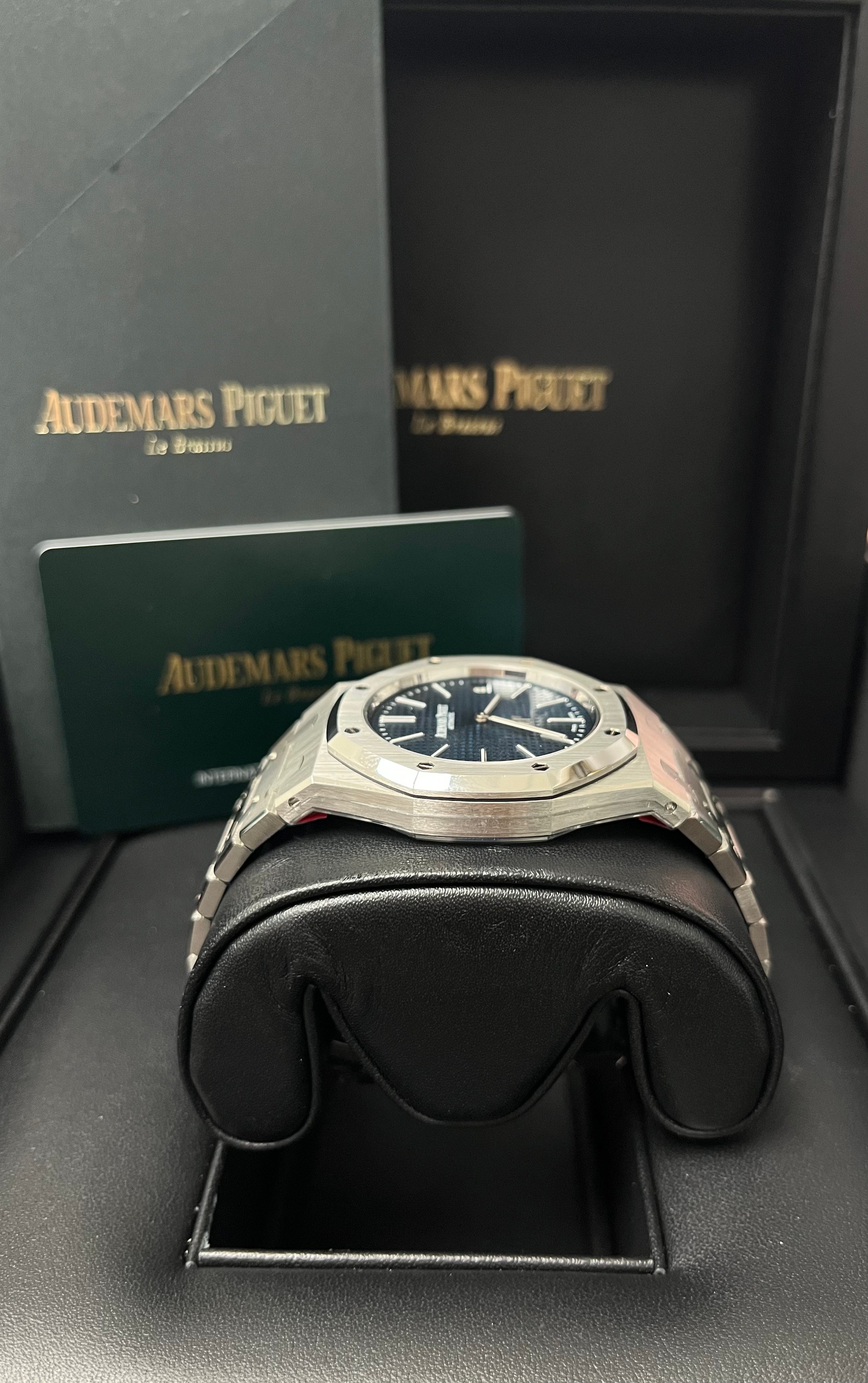Audemars Piguet Royal Oak Jumbo 16202ST.OO.1240ST.01 Luxury Men's Watch - Perfect for Business Meetings, Formal Events & Watch Collectors
