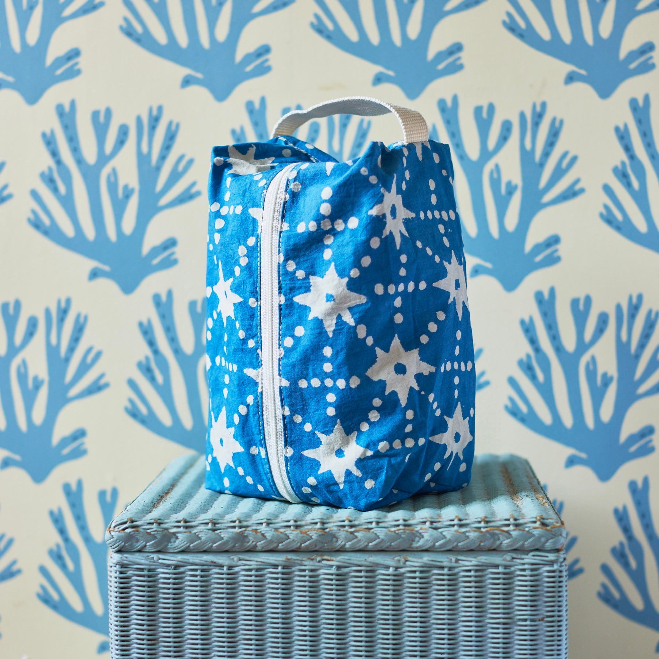 Portable Travel Wash Bag with Stars Design - Lightweight & Waterproof Laundry Organizer for Camping, Gym, and Business Trips