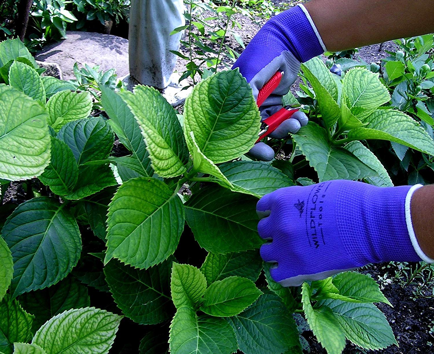 Durable Nitrile Coated Gardening Gloves for Women & Men - Breathable, Puncture Resistant Protection for Planting, Weeding & Outdoor Work