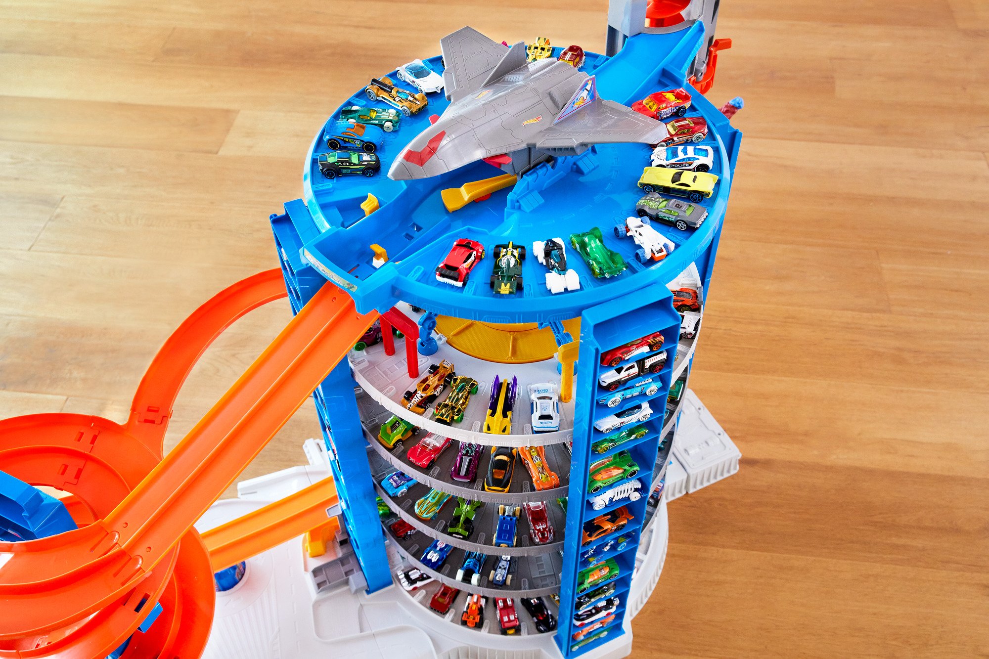 Hot Wheels Super Ultimate Garage Toy Car Track Set with 4 1:64 Scale Die-Cast Cars | 3+ Feet Tall Playset with Motorized Gorilla & Storage for 140 Cars | Amazon Exclusive | Perfect for Kids' Birthday Gifts & Racing Playtime