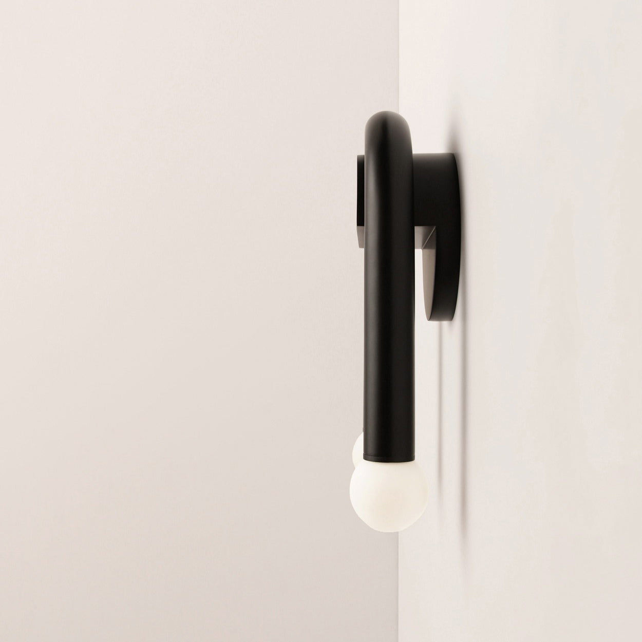 Modern C-Shaped Wall Lamp - Sleek LED Sconce Light for Bedroom, Living Room & Hallway - Dimmable Ambient Lighting for Home Decor & Cozy Atmosphere