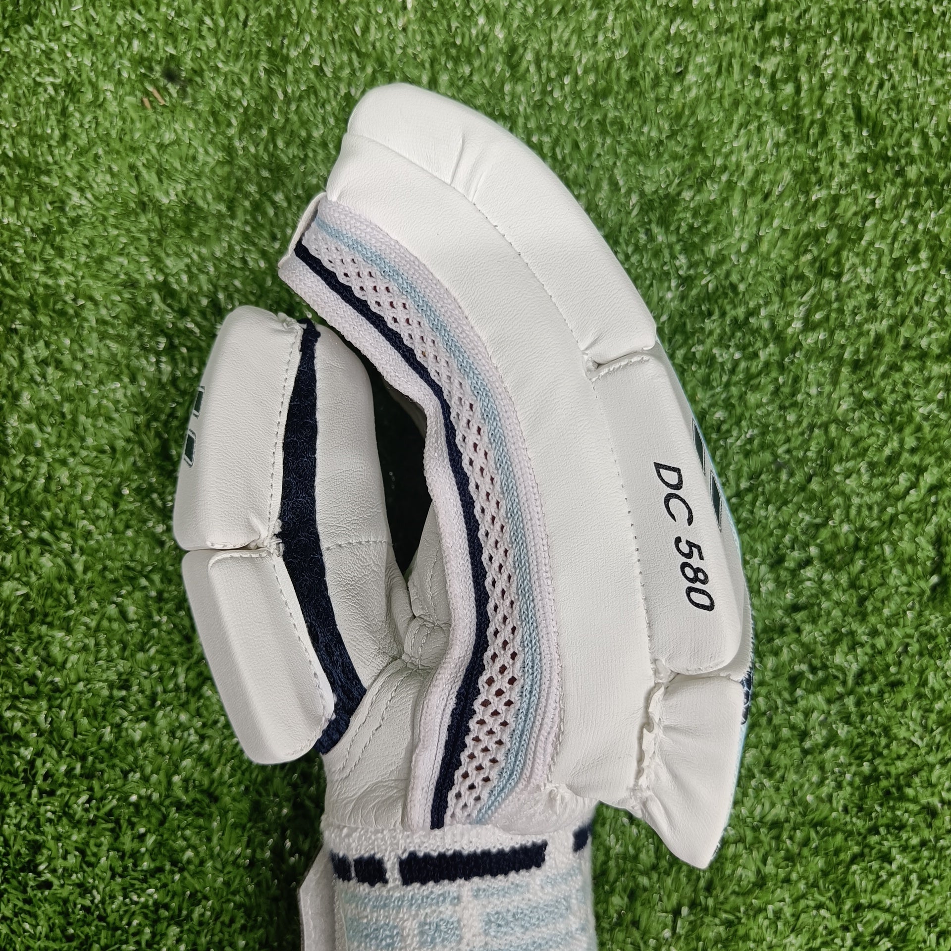 New Balance DC 580 Youth Cricket Batting Gloves - Lightweight & Breathable for Junior Players - Perfect for Practice & Matches