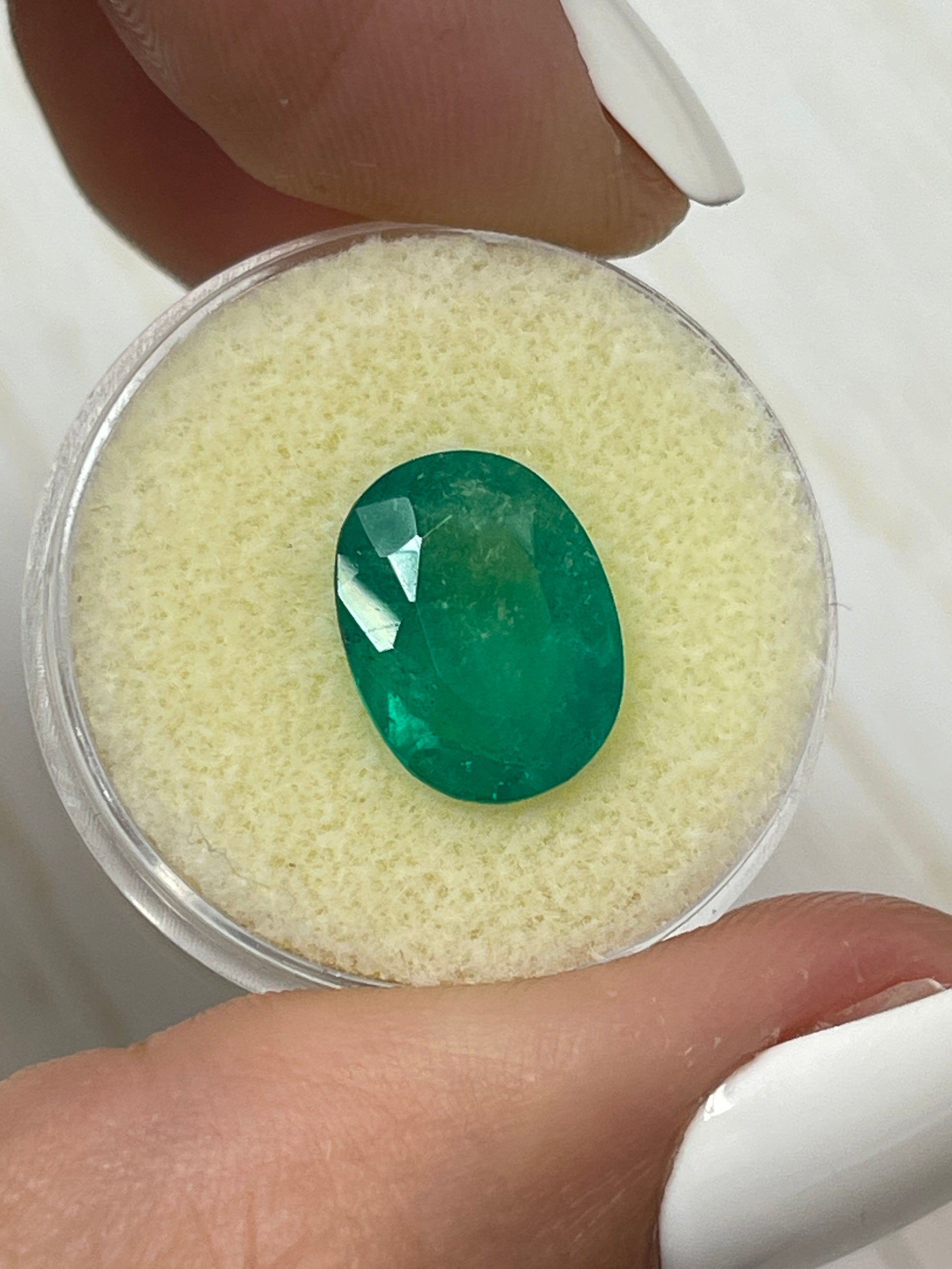 4.31 Carat Natural Colombian Emerald - Deep Medium Green Oval Cut Loose Gemstone for Jewelry Making, Engagement Rings & Luxury Gifts