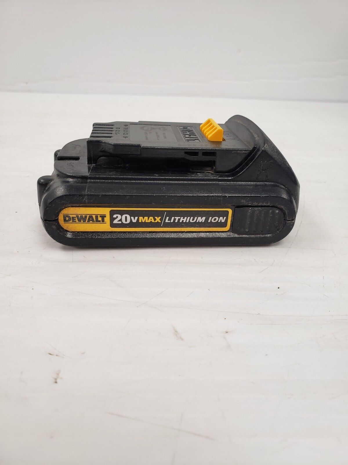 DEWALT DCB201 20V MAX Lithium-Ion Battery Pack - Compatible with DEWALT 20V Tools - Perfect for Drills, Saws & Power Tools - Ideal for Construction, DIY & Home Improvement Projects
