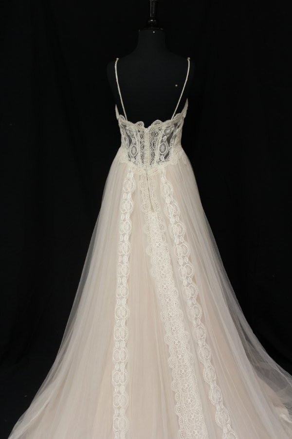 Sottero and Midgley Olson Sample Wedding Gown - Elegant Lace Bridal Dress for Bride, Perfect for Church Ceremony & Outdoor Wedding Photography