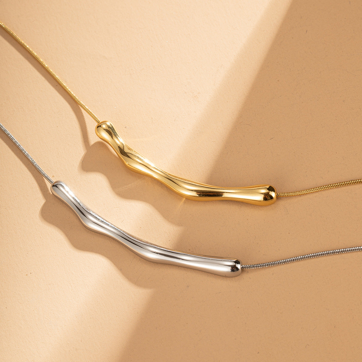 Stylish Irregular Curved Bar Herringbone Chain Necklace HN2870 - Perfect for Layering, Evening Wear & Gift Giving
