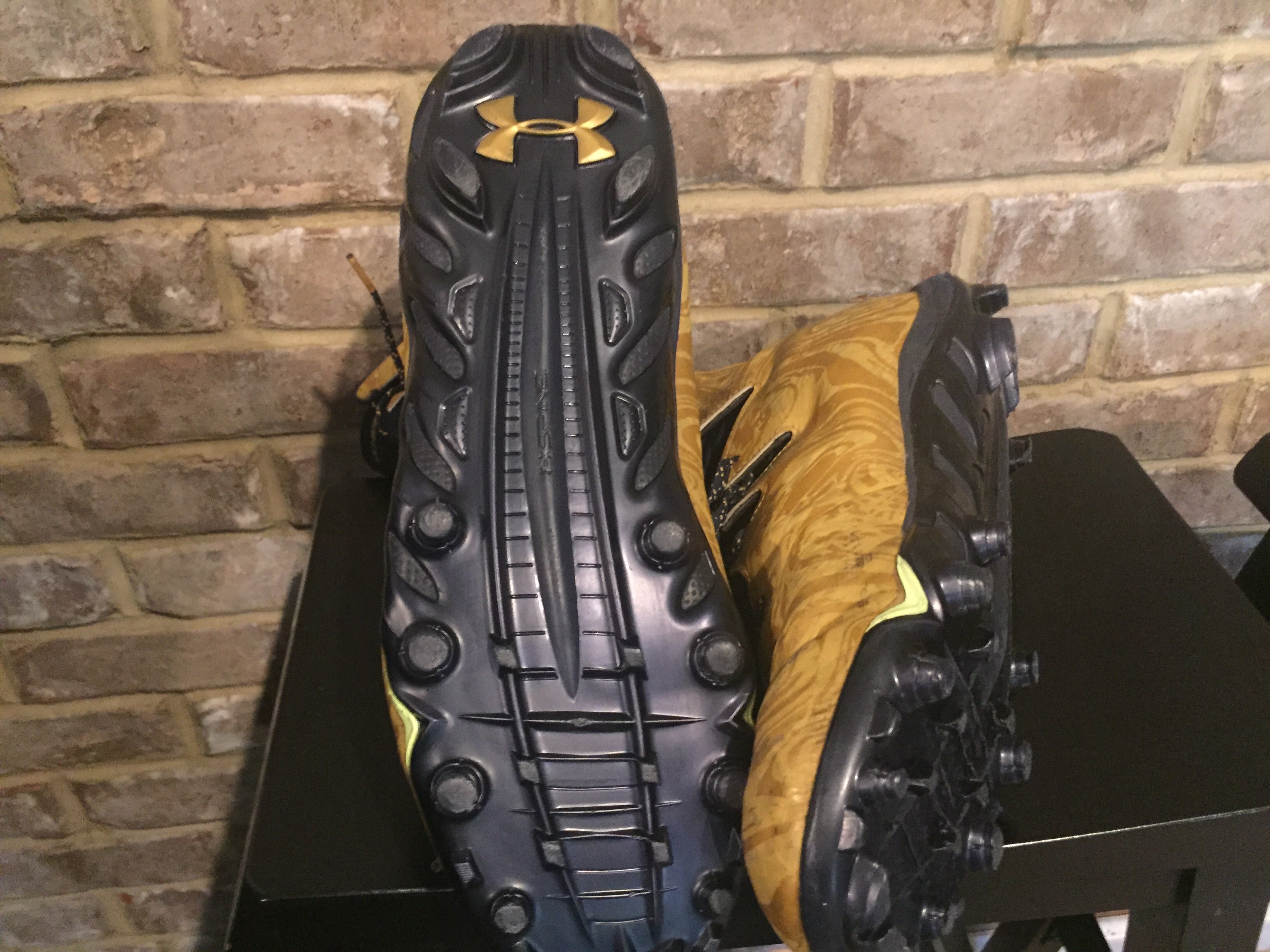 Authentic Jerry Tillery 2017 Notre Dame Game Used Under Armour Cleats #99 - Perfect for Football Collectors, Sports Memorabilia & Fan Display
