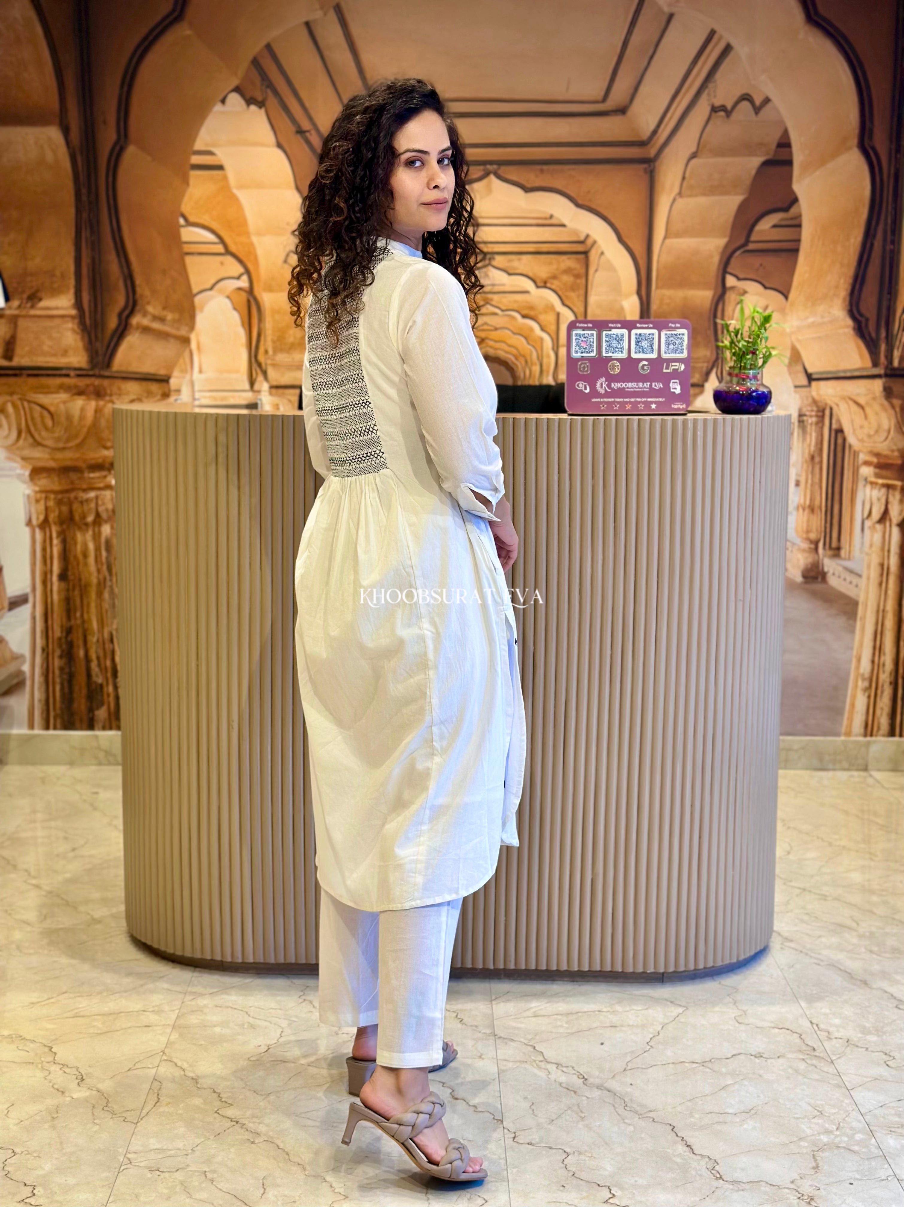 Elegant White Kurta Set for Women - Minimalist Indian Ethnic Wear - Perfect for Festivals, Weddings & Casual Outings