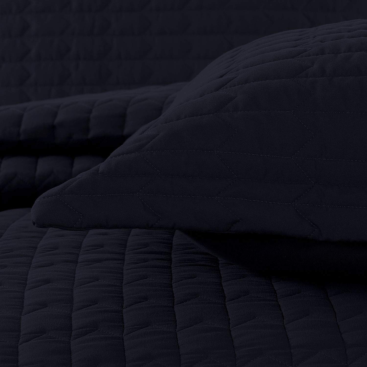 BASIC CHOICE 3-Piece Quilt Set - Soft Lightweight All-Season Bedding with 1 Quilt & 2 Shams - Dark Blue Arrow Pattern - King Size for Cozy Bedroom Decor & Guest Room Essentials