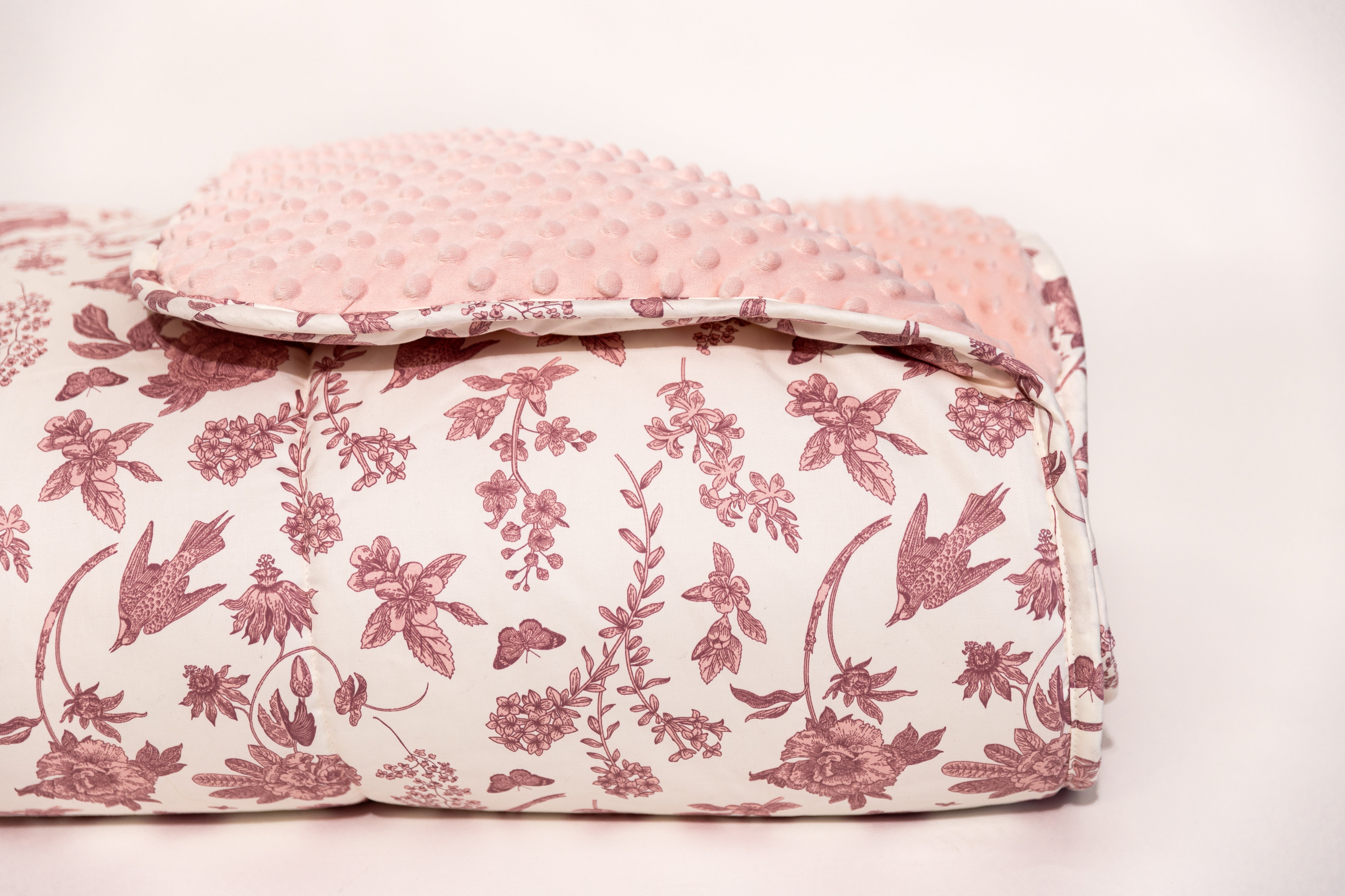 Cozy Ivy Pattern Fleece Blanket - Soft & Warm Throw for Bed, Couch, and Outdoor Use - Perfect for Gifts, Home Decor, and Camping