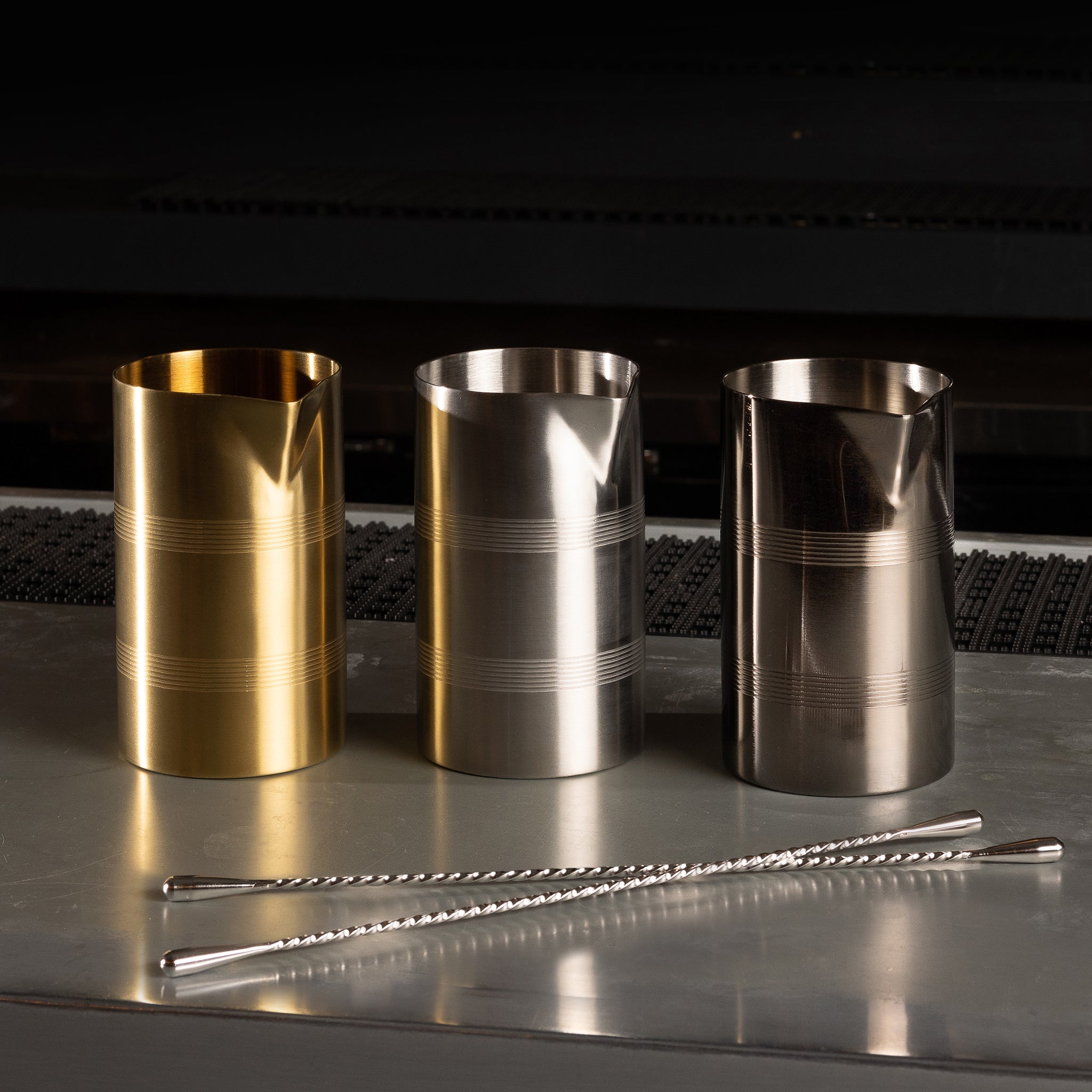 MIXTIN™ Professional Cocktail Stirring Tin - 625ml (21oz) Gunmetal Black Plated Stainless Steel Barware for Mixing Drinks, Perfect for Bartenders & Home Cocktail Making