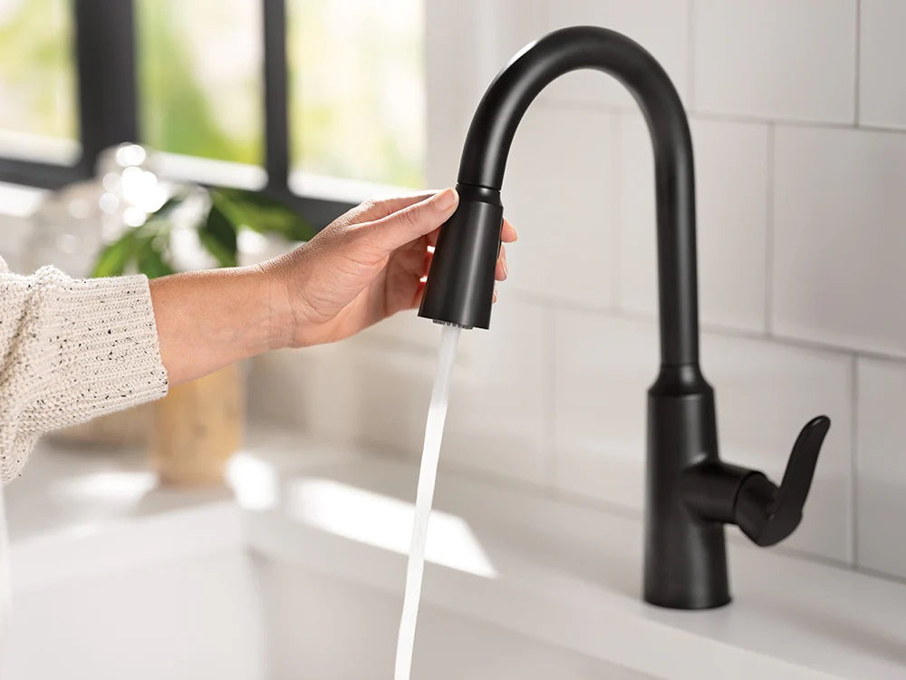 Moen Matte Black Traditional Pull Down Kitchen Faucet - High Arc Single Handle Sprayer for Modern Farmhouse & Commercial Kitchens - Perfect for Cooking, Washing Dishes & Filling Large Pots