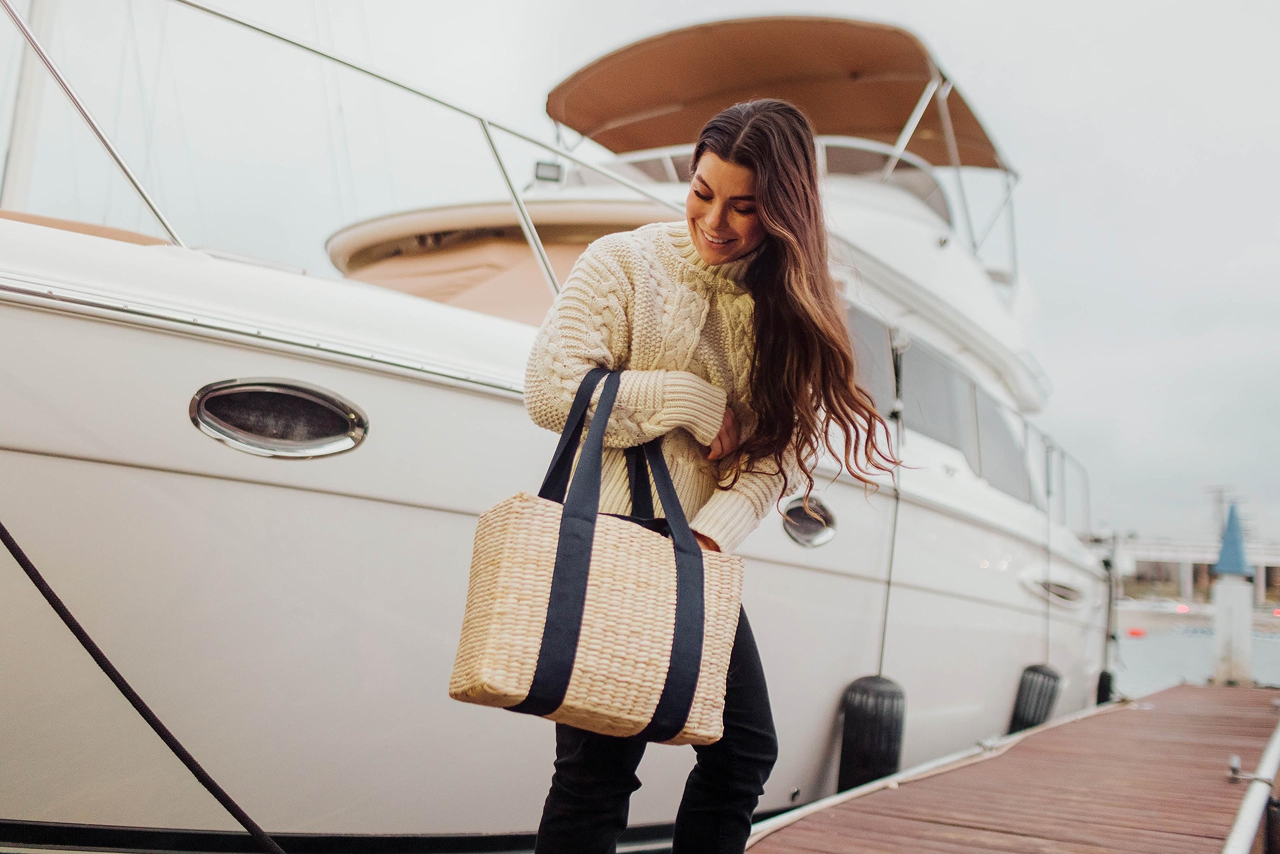 PICNIC TIME Parisian Insulated Seagrass Picnic Basket - Waterproof & Stylish Woven Picnic Hamper for Outdoor, Beach, Office Lunch, Dinner Parties - Perfect Gift for Picnic Lovers (Beige with Navy Blue Accents) | Great for Romantic Dates, Family Outings & Corporate Events