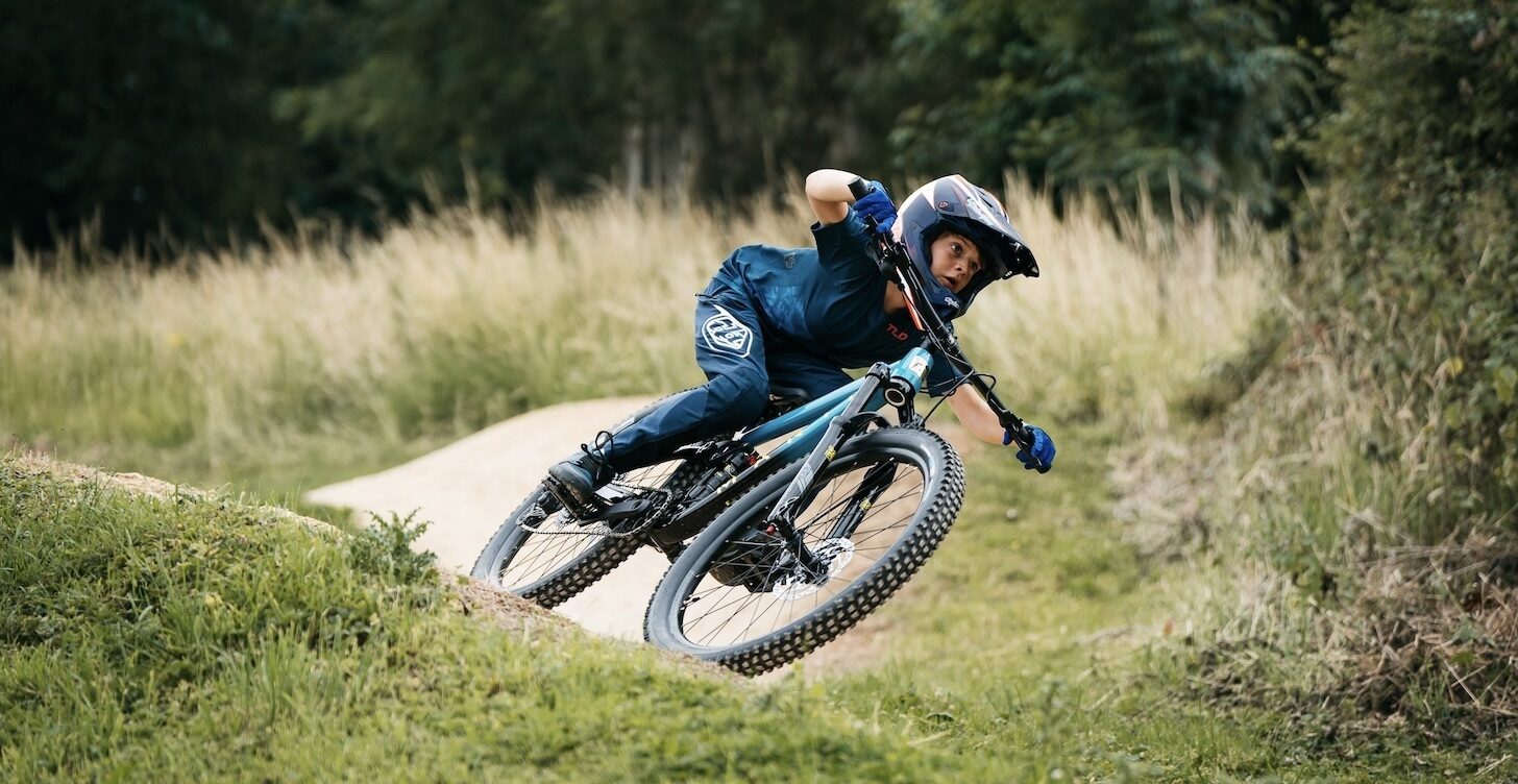 Rift Zone Jr 24 2023 Kids Mountain Bike - 24 Inch Wheels, Lightweight Aluminum Frame, Durable Design for Off-Road Trails & Adventure Riding - Perfect for Young Explorers and Outdoor Enthusiasts