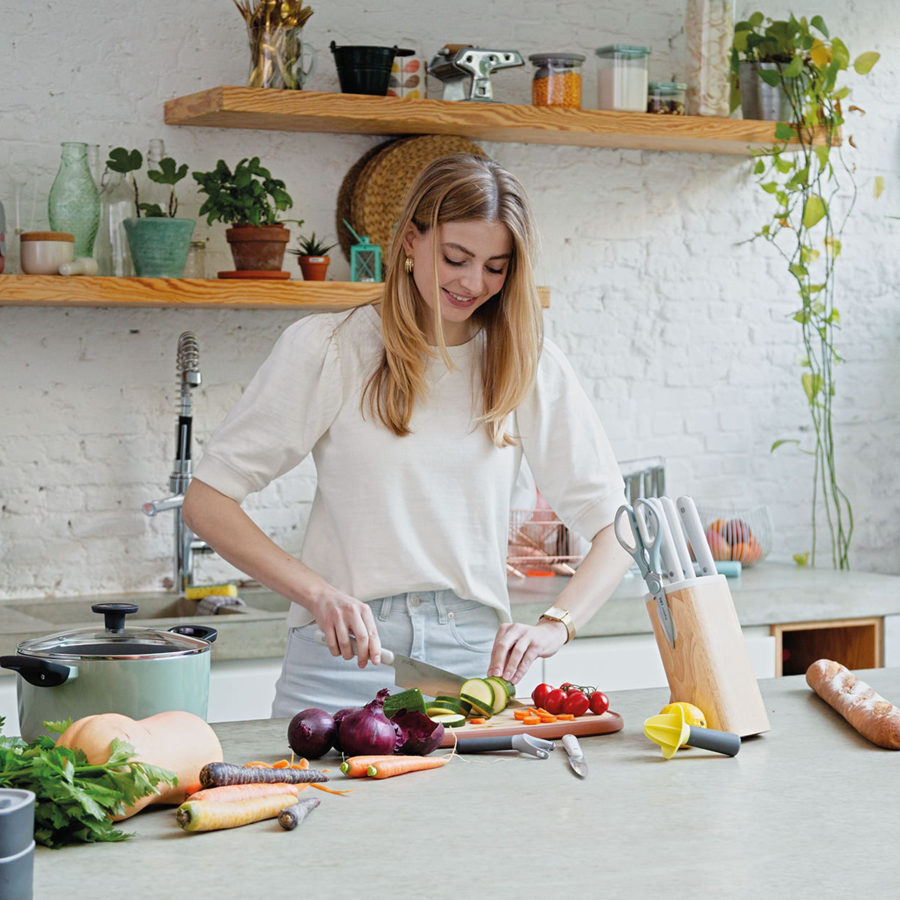 BergHOFF Leo Spirit 8-Inch Stainless Steel Chef's Knife - Professional Kitchen Knife for Slicing, Dicing & Chopping - Perfect for Home Cooks & Professional Chefs