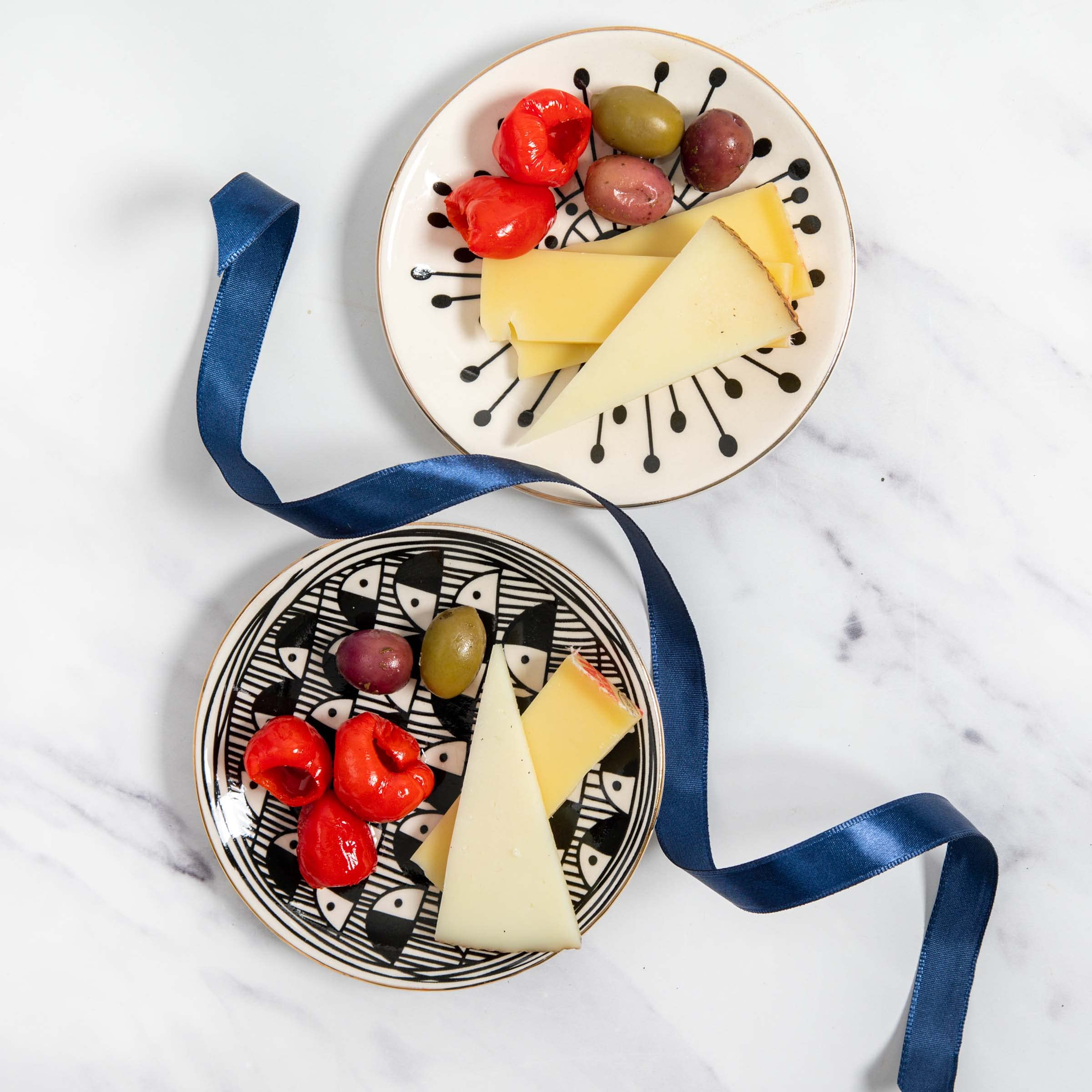Premium International Gourmet Gift Box - Artisan Delicacies from England, Spain, Switzerland, USA, France, Italy, Greece & New Zealand | Perfect for Corporate Gifts, Holiday Presents & Luxury Food Baskets