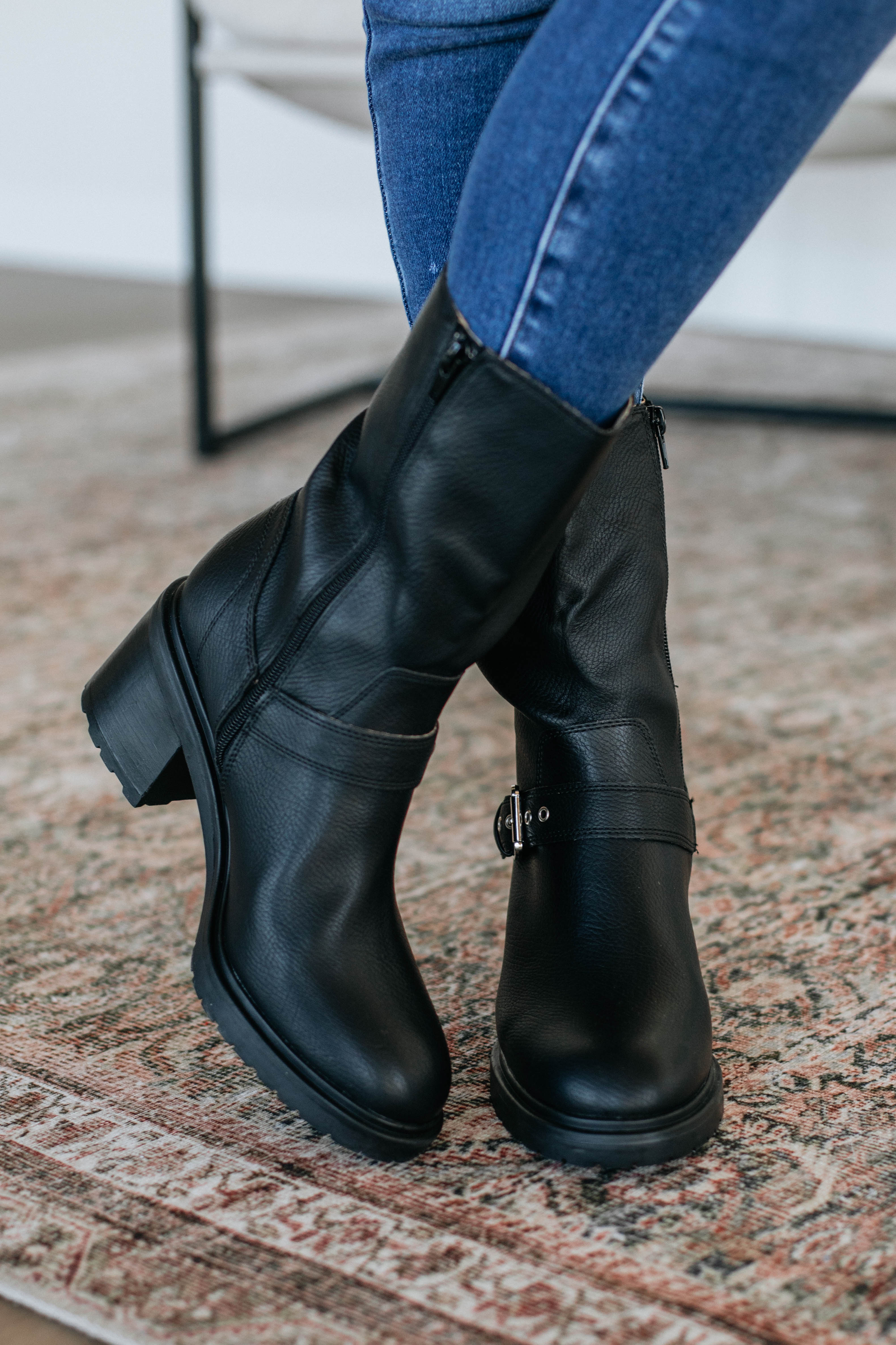 Cool On Command Boots for Men & Women - Black - Comfortable & Stylish Winter Boots for Outdoor Activities & Snow Hiking