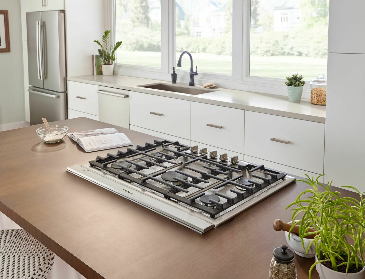 Bosch NGM8056UC 800 Series 30-Inch 5-Burner Gas Cooktop - Stainless Steel Professional Grade Stove Top for Home Kitchen Cooking, Grilling & Entertaining