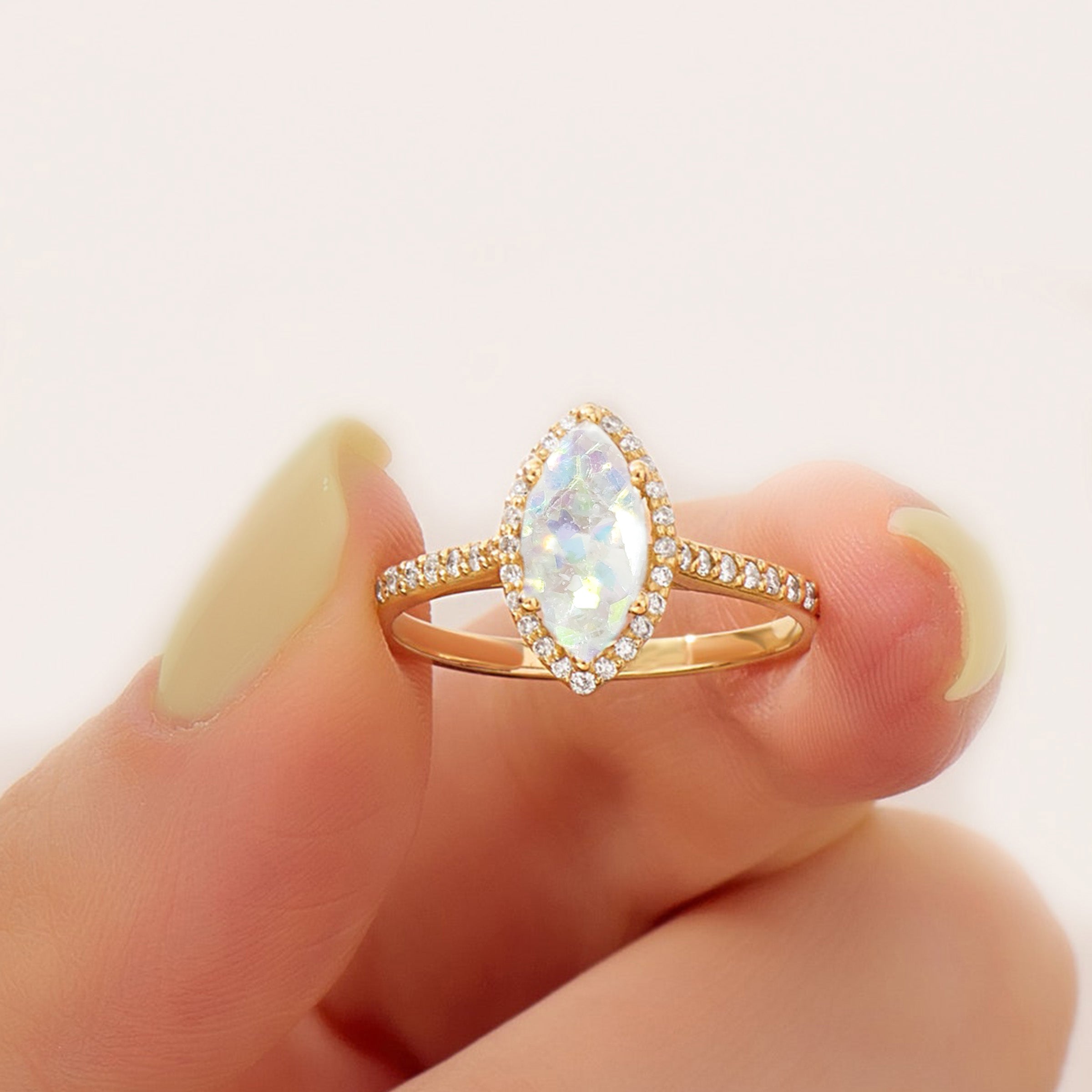 Elegant Ashes Ring for Memorial Keepsake - Perfect for Cremation Jewelry, Remembrance Gifts & Sympathy Jewelry - Wearable Urn for Loved Ones