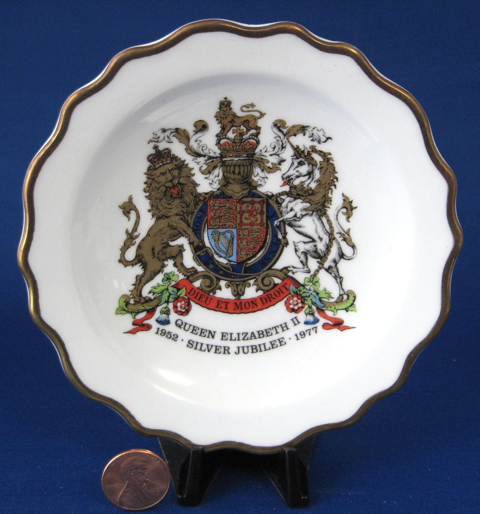 Royal Stafford Dish Queen Elizabeth II Silver Jubilee Commemorative Plate 1977 with Original Box | Collectible Souvenir for Royal Memorabilia Enthusiasts & British History Fans