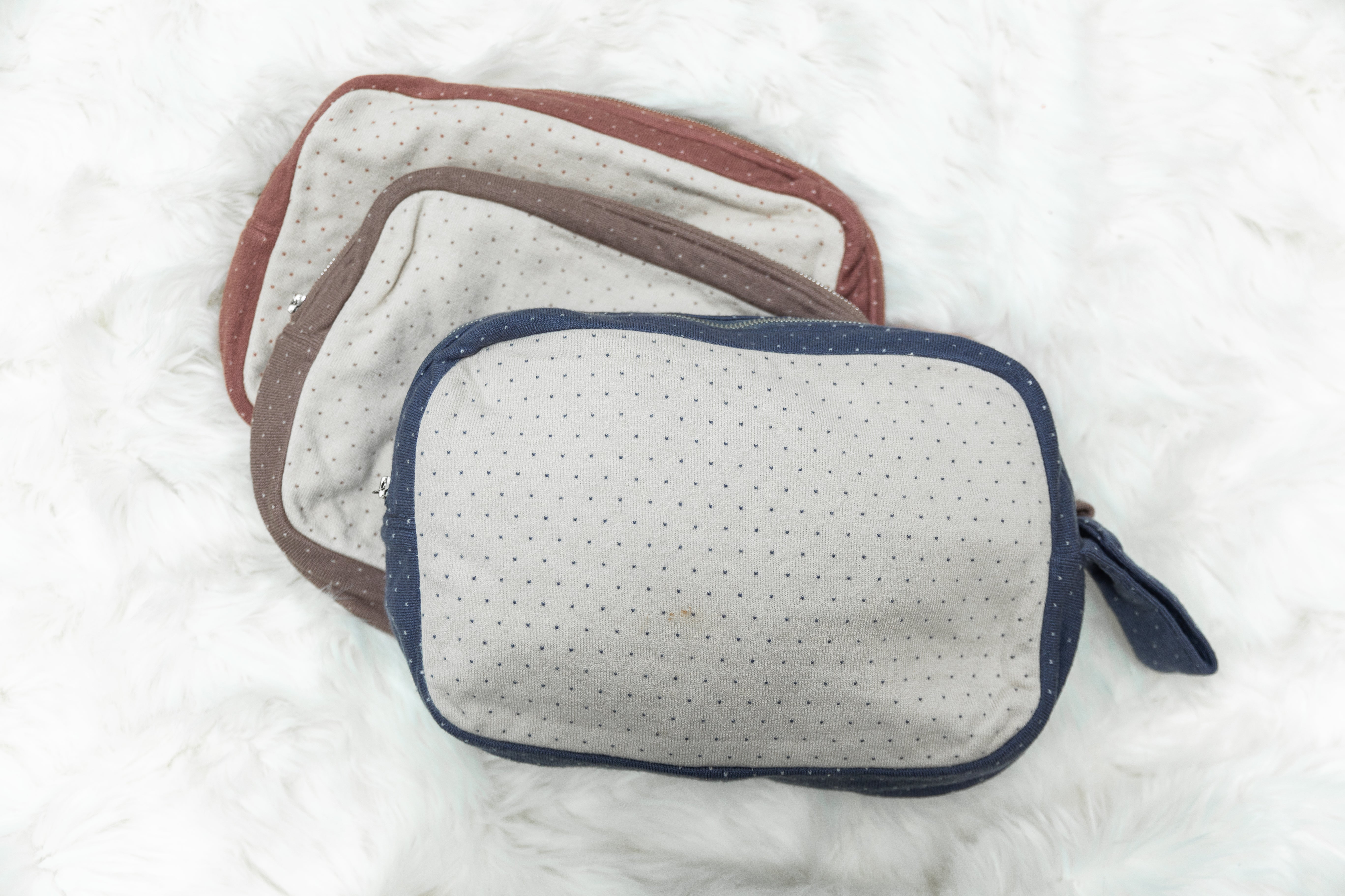 Cozy Knitted Blanket with Pouch - Soft Warm Throw Blanket for Couch, Bed & Travel - Perfect Gift for Women & Men