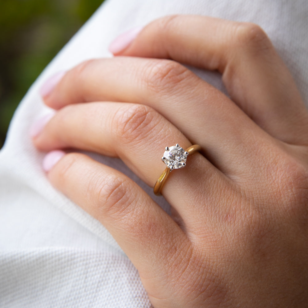 18ct Yellow Gold 1 Carat Diamond Solitaire Ring for Women - Elegant Engagement & Wedding Band, Perfect for Proposals, Anniversaries, and Special Occasions