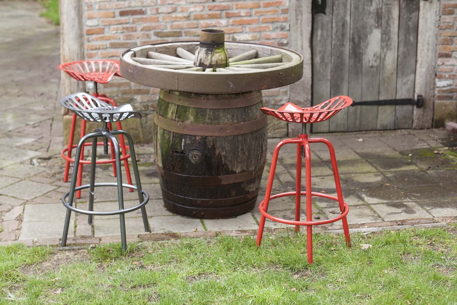 Esschert Design Red Tractor Chair - Durable Outdoor Garden Seating for Patio, Farmhouse, and Countryside Decor