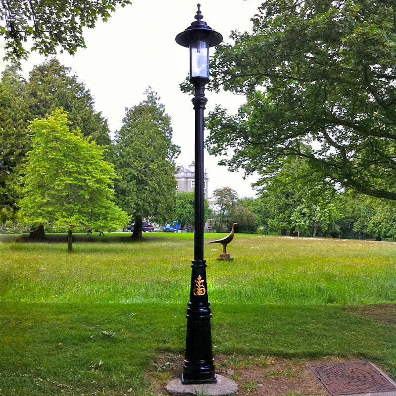 Betley 1Lt Cast Iron Lamp Post - Outdoor Garden Lighting for Pathways, Driveways & Porches
