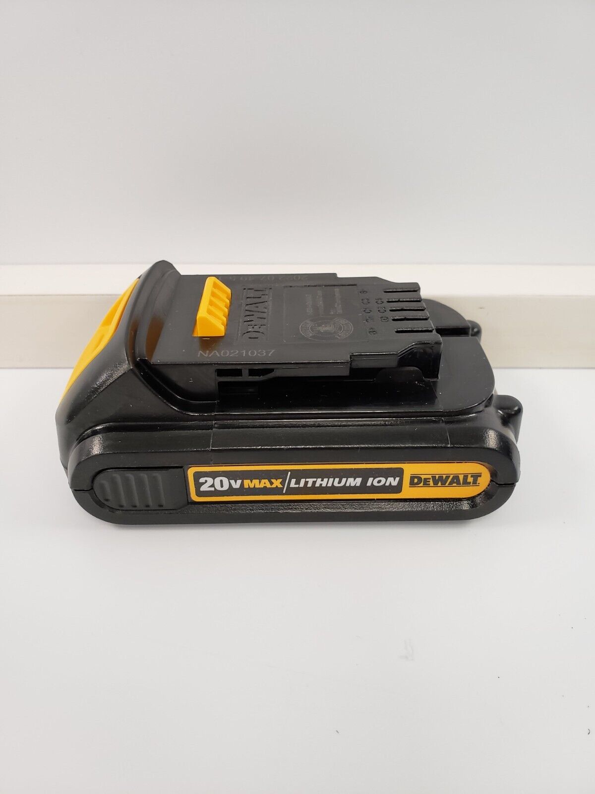 DEWALT DCB201 20V MAX Lithium-Ion Battery Pack (2.0Ah) - Compatible with DEWALT 20V Power Tools - Perfect for Drilling, Fastening & DIY Projects