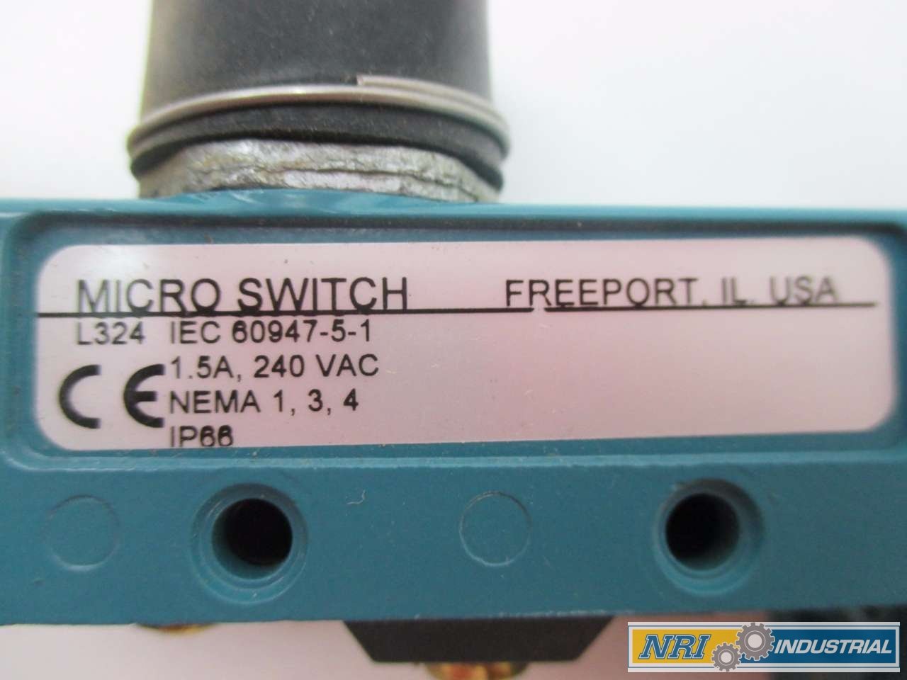 Honeywell BZE6-2RN Micro Switch 240V AC 1.5A Limit Switch D498763 - Perfect for Industrial Automation, HVAC Systems, and Appliance Safety Controls