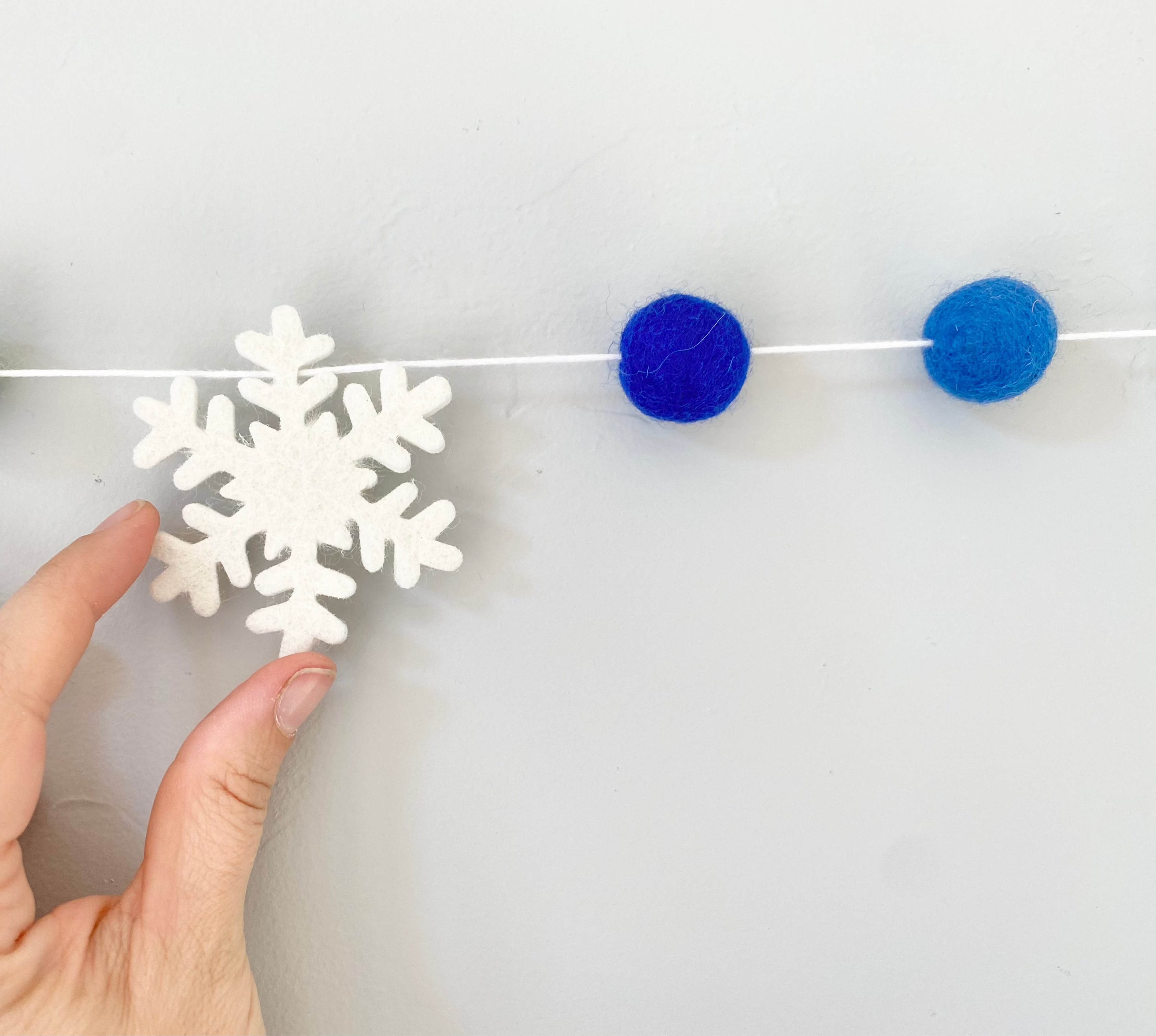 Blue Ombre Snowflake Garland - Christmas Tree Decorations, Holiday Party Supplies, Winter Wonderland Home Decor for Festive Season