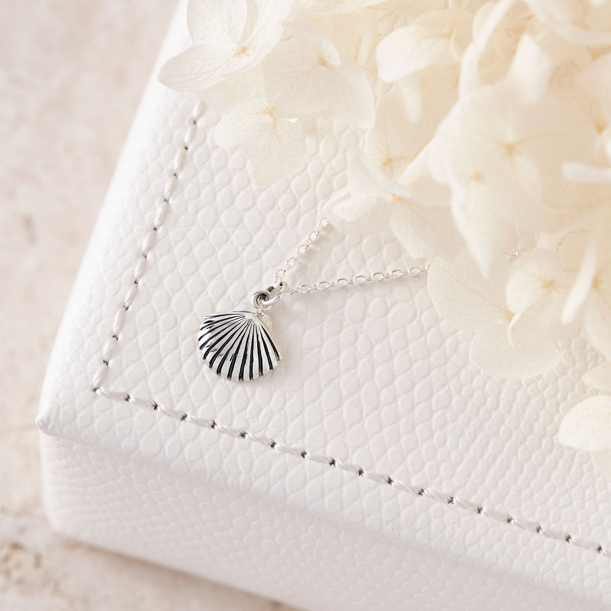 Dainty Seashell Choker Necklace - Elegant Beach Jewelry for Women, Boho Coastal Style Accessory | Perfect for Summer Vacations, Beach Weddings, and Boho Fashion Outfits