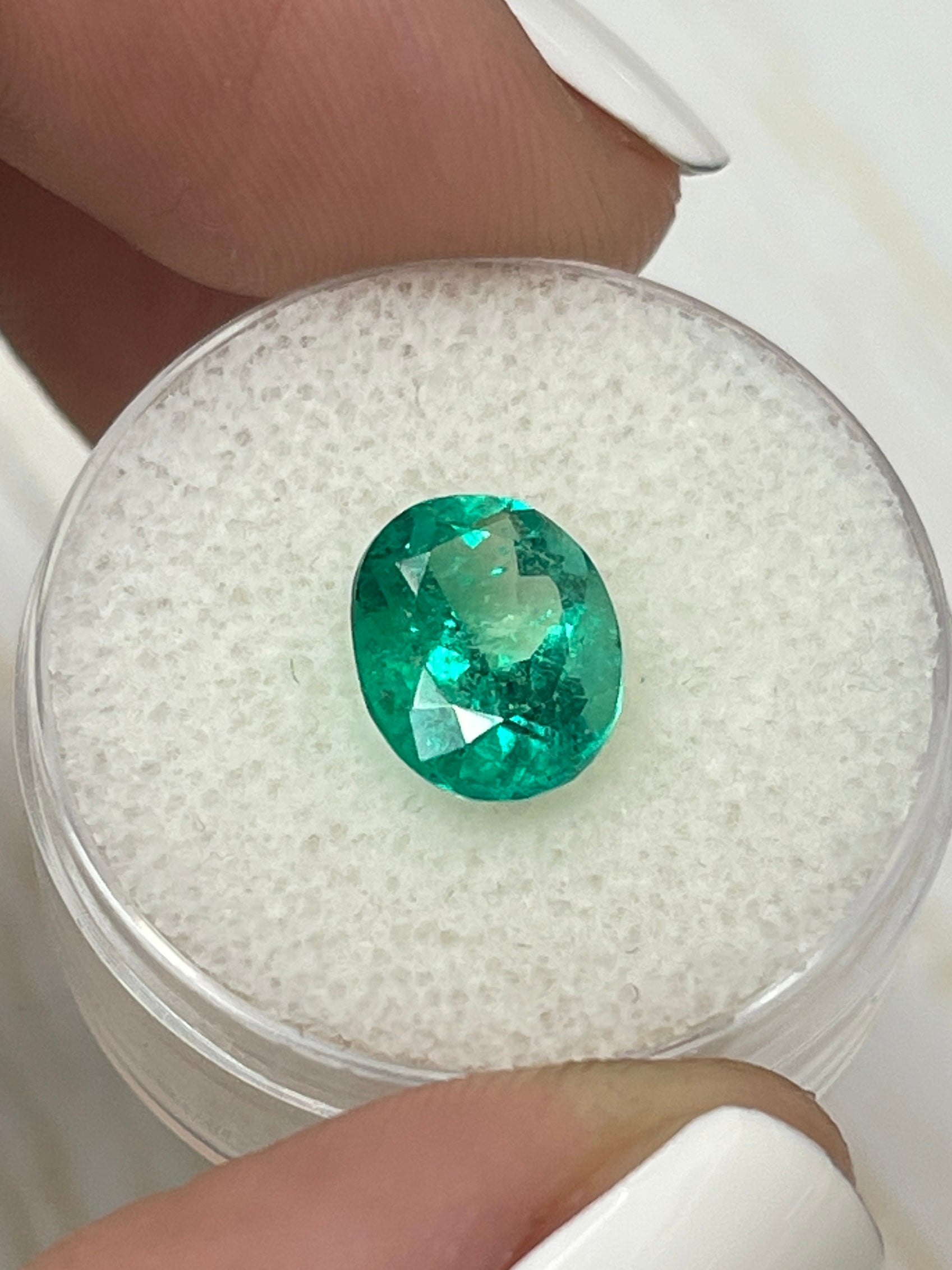 2.80 Carat Vivid Bluish Green Natural Colombian Emerald Loose Gemstone - Oval Cut for Jewelry Making, Engagement Rings & Luxury Gifts