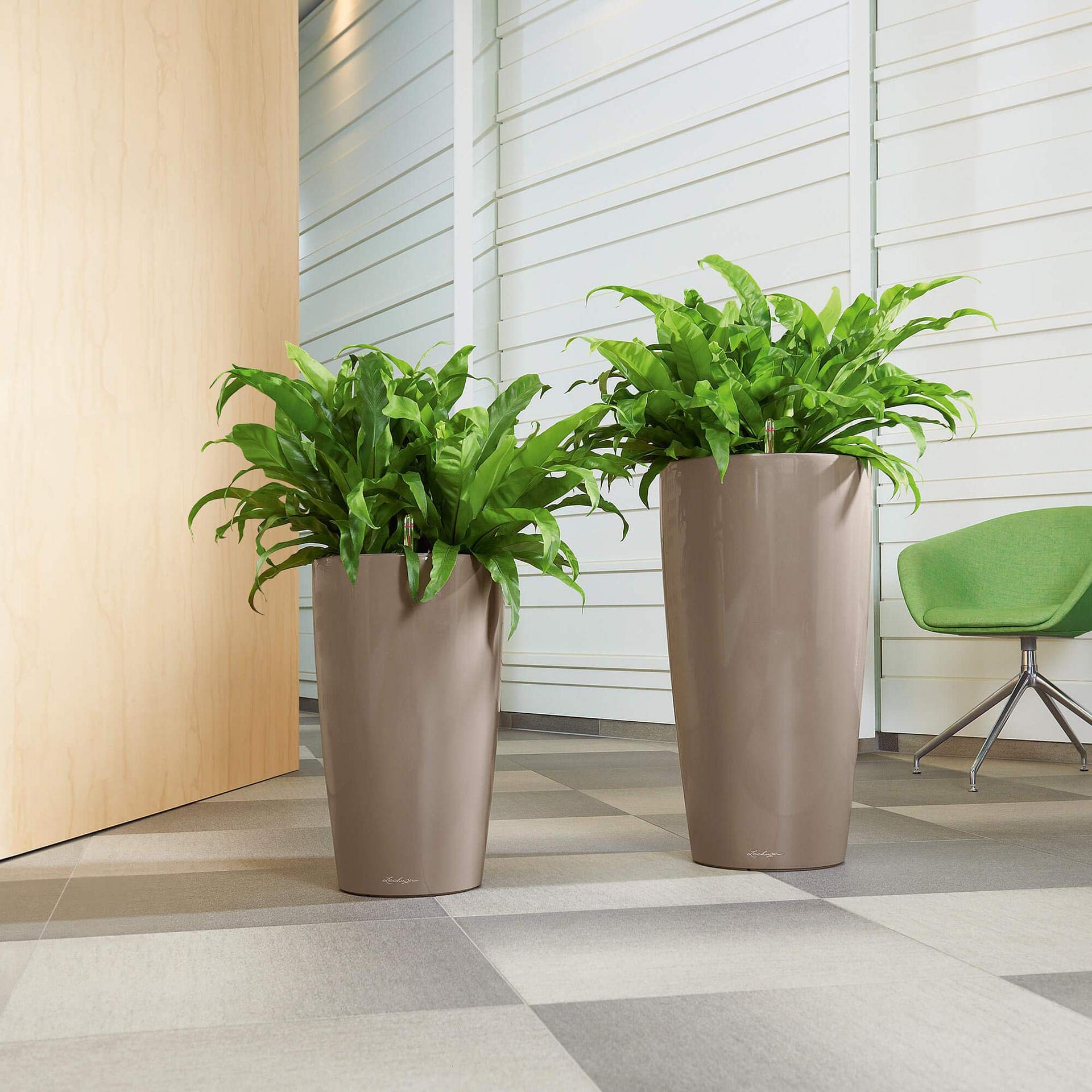 Lechuza Rondo 32 Self-Watering Planter - Large Indoor/Outdoor Garden Flower Pot with Drainage Hole & Plant Substrate - 32cm Poly Resin Floor Planter in Shiny Taupe - Perfect for Home, Office, Patio, and Balcony Decor