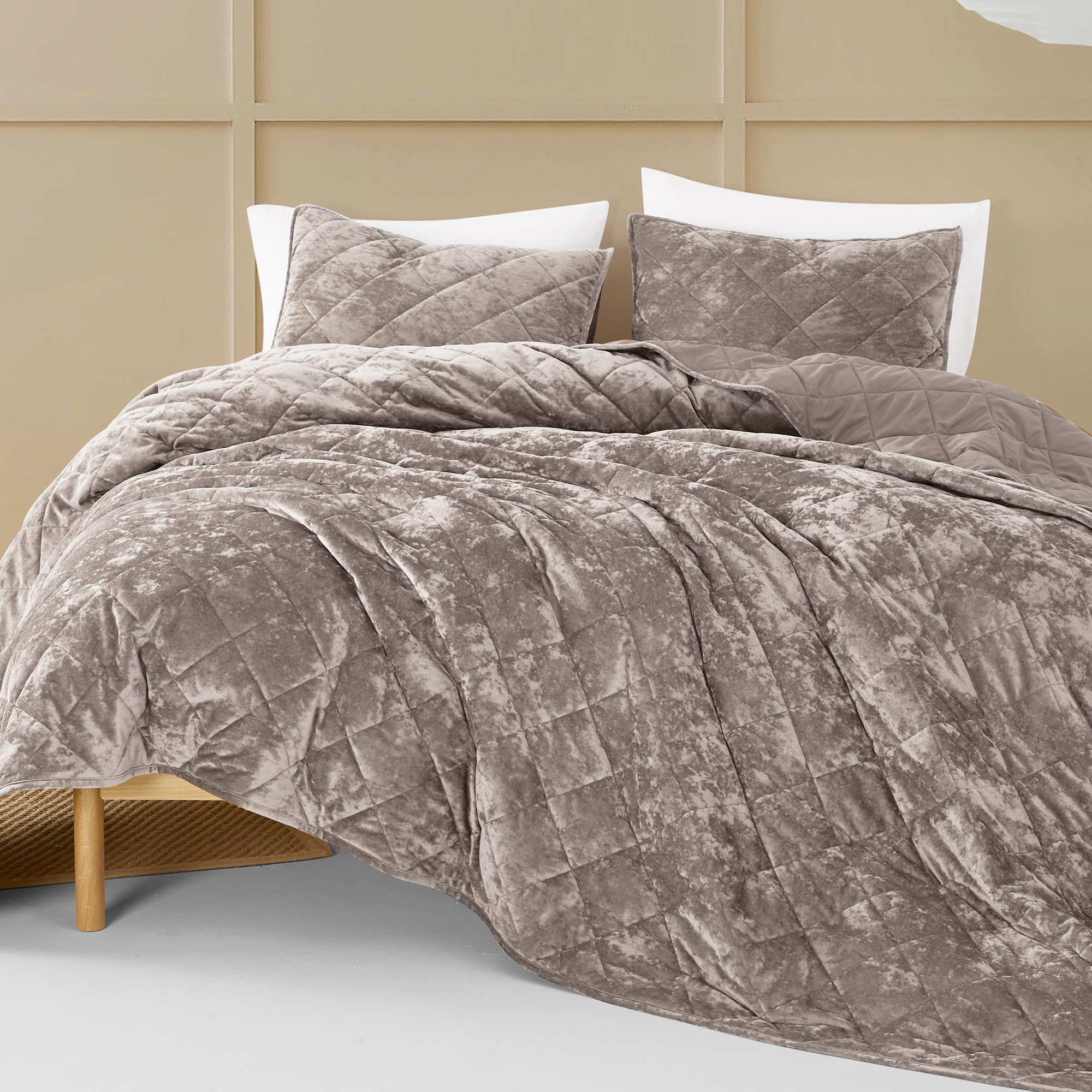 Luxury Velvet Quilt Set King Size - Ultra Soft Lightweight Summer Velvet Comforter Bedding Set with 2 Shams, Diamond Pattern Oversized Bedspread Coverlet for All Seasons (Light Brown, King) - Perfect for Master Bedroom, Guest Room & Cozy Home Decor