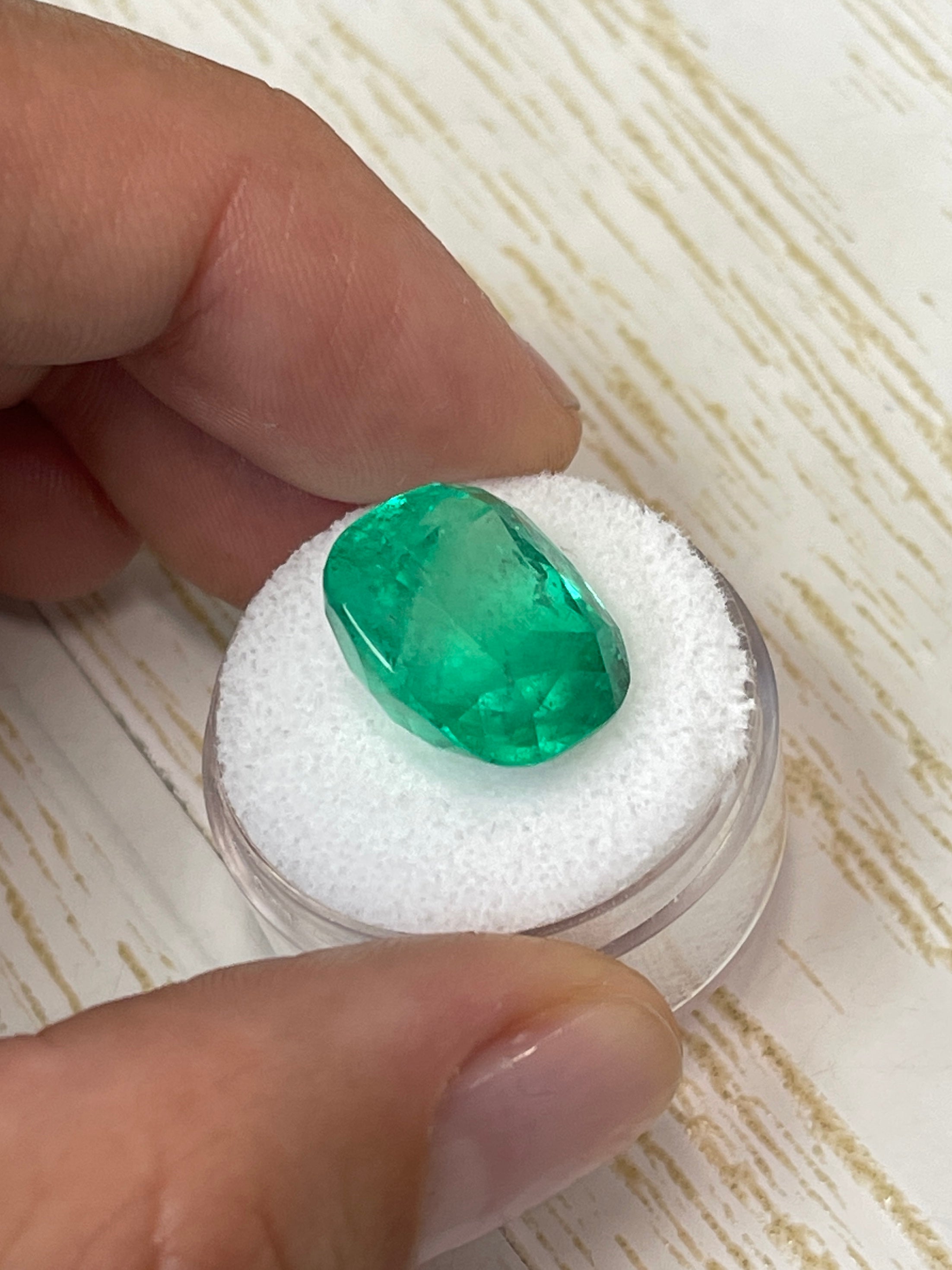 14.88 Carat Natural Cushion Cut Colombian Emerald Gemstone - 16x13mm AAA Quality Loose Green Emerald for Jewelry Making, Engagement Rings & Luxury Gifts