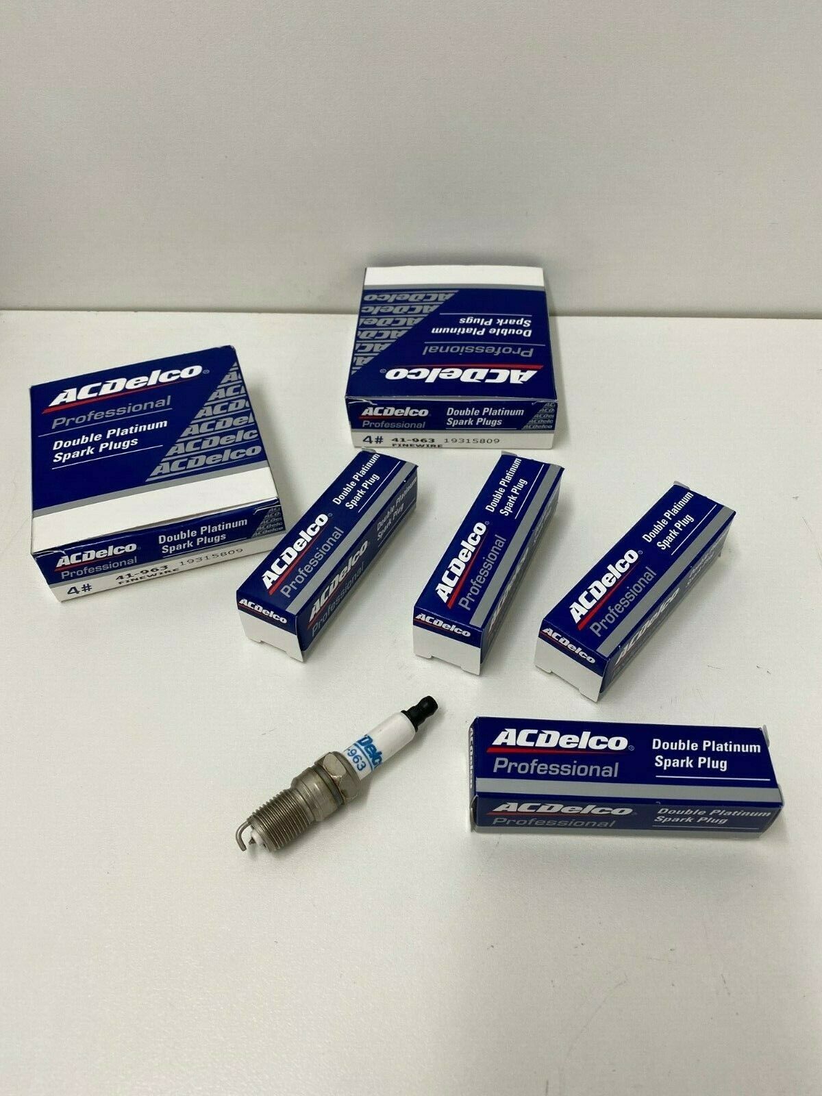 ACDelco GM VE & VF Commodore V8 Double Platinum Spark Plugs - Set of 8 Pack - High Performance Ignition for Smooth Acceleration & Fuel Efficiency - Perfect for Daily Driving & Racing Applications