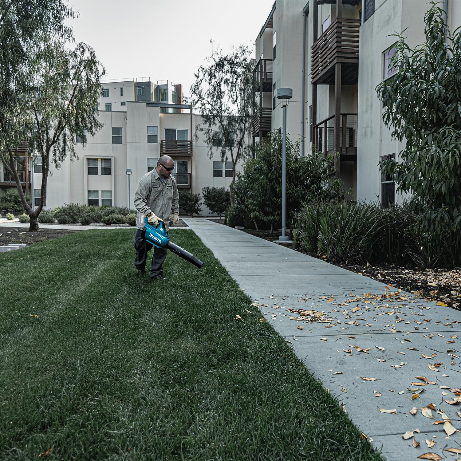 Makita UB001GZ 40V Max XGT Brushless Cordless Leaf Blower - Battery & Charger Not Included (Blue) - Perfect for Yard Cleanup, Driveway Clearing & Outdoor Maintenance
