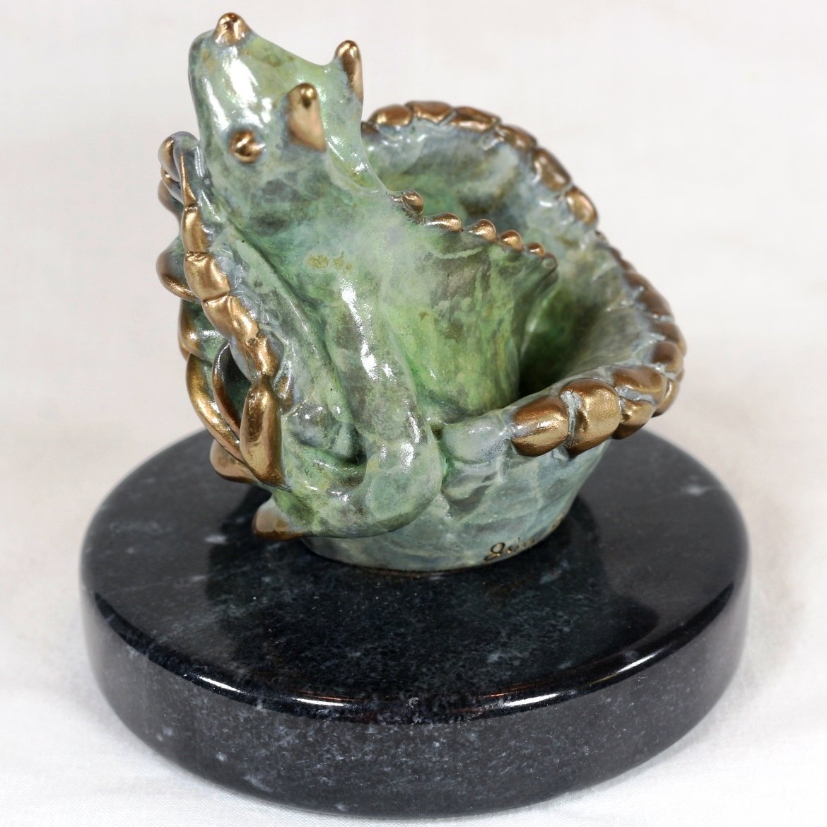 Solid Bronze Marine Iguana Lizard Gecko Hatchling Egg Statue Figurine - Handcrafted Reptile Decor for Home, Office & Garden Display [50% OFF]