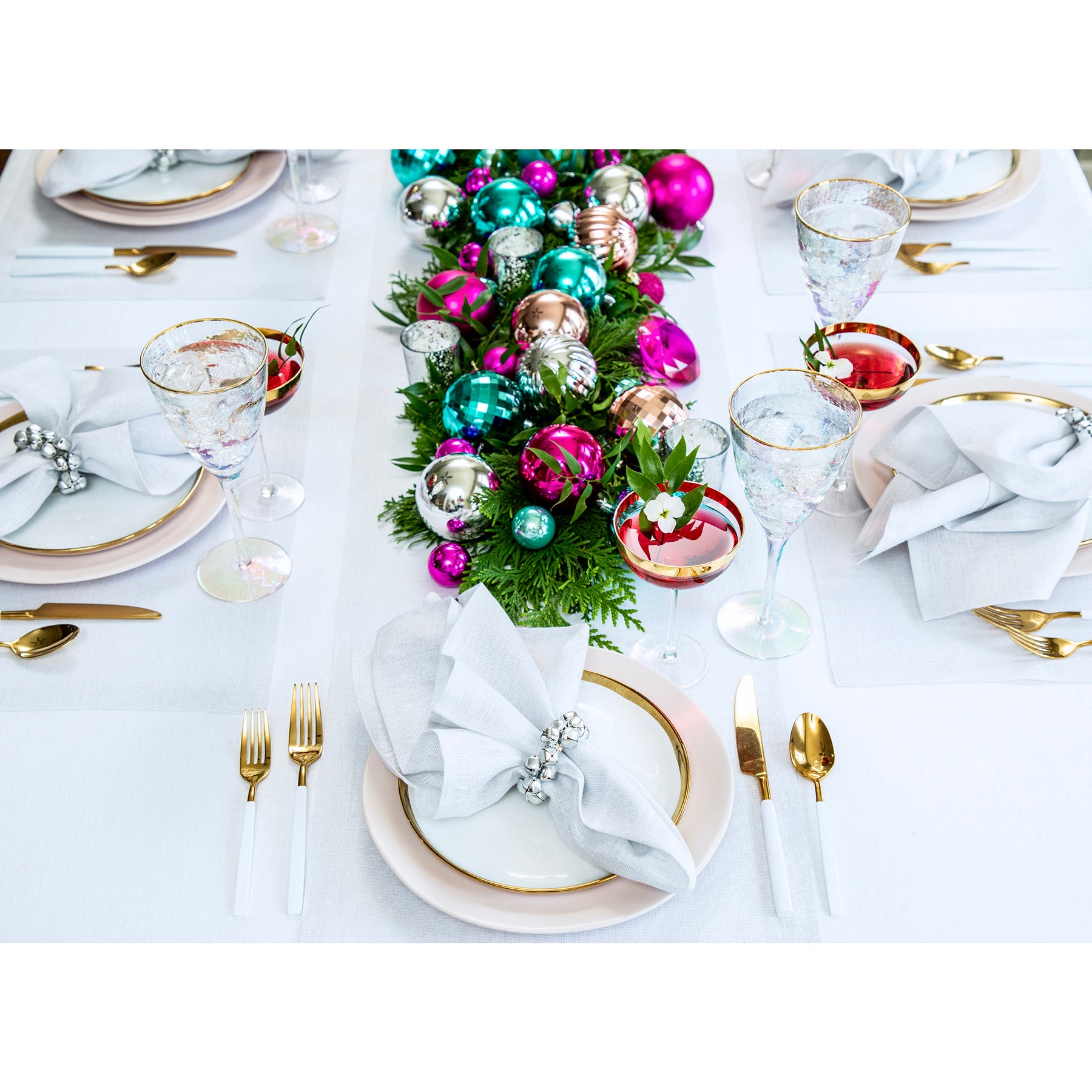 Elegant Festive Table Runner for Holiday Decor - Perfect for Christmas, Thanksgiving & Dinner Parties